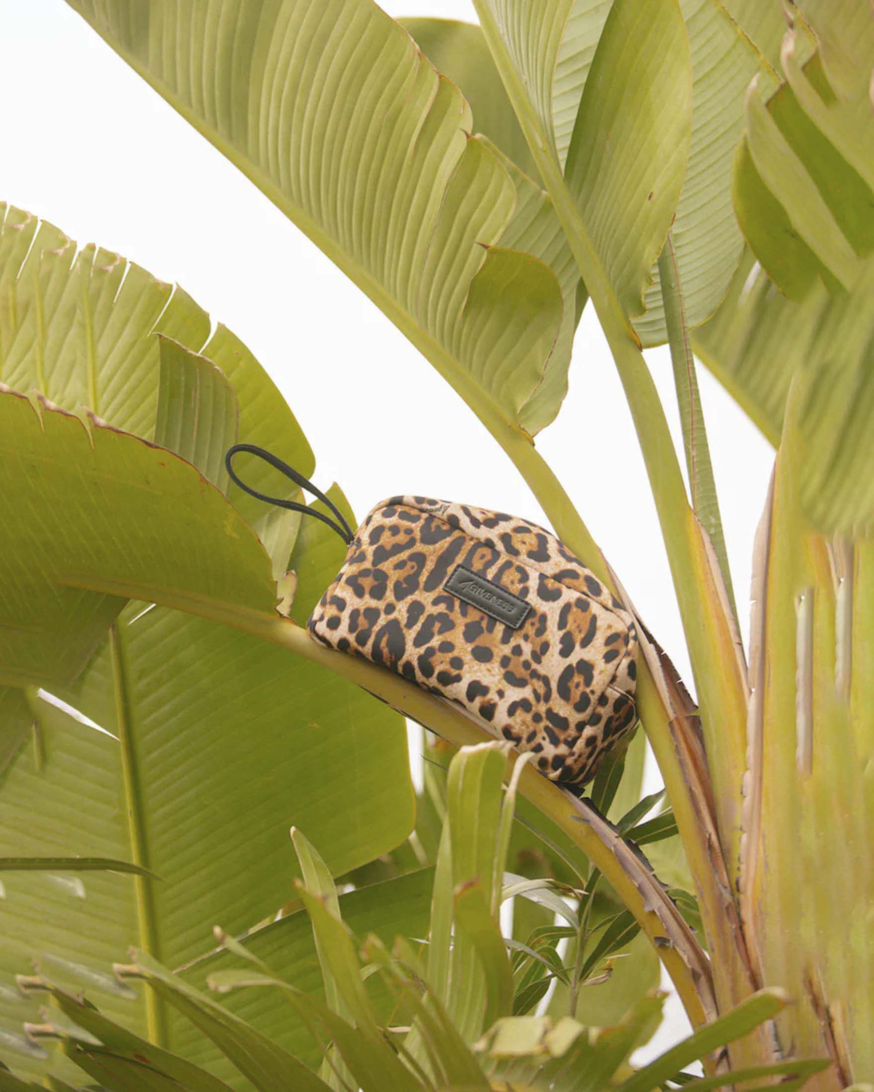 Beauty case 4Giveness in neoprene leopardato con manico da polso e logo frontale applicato