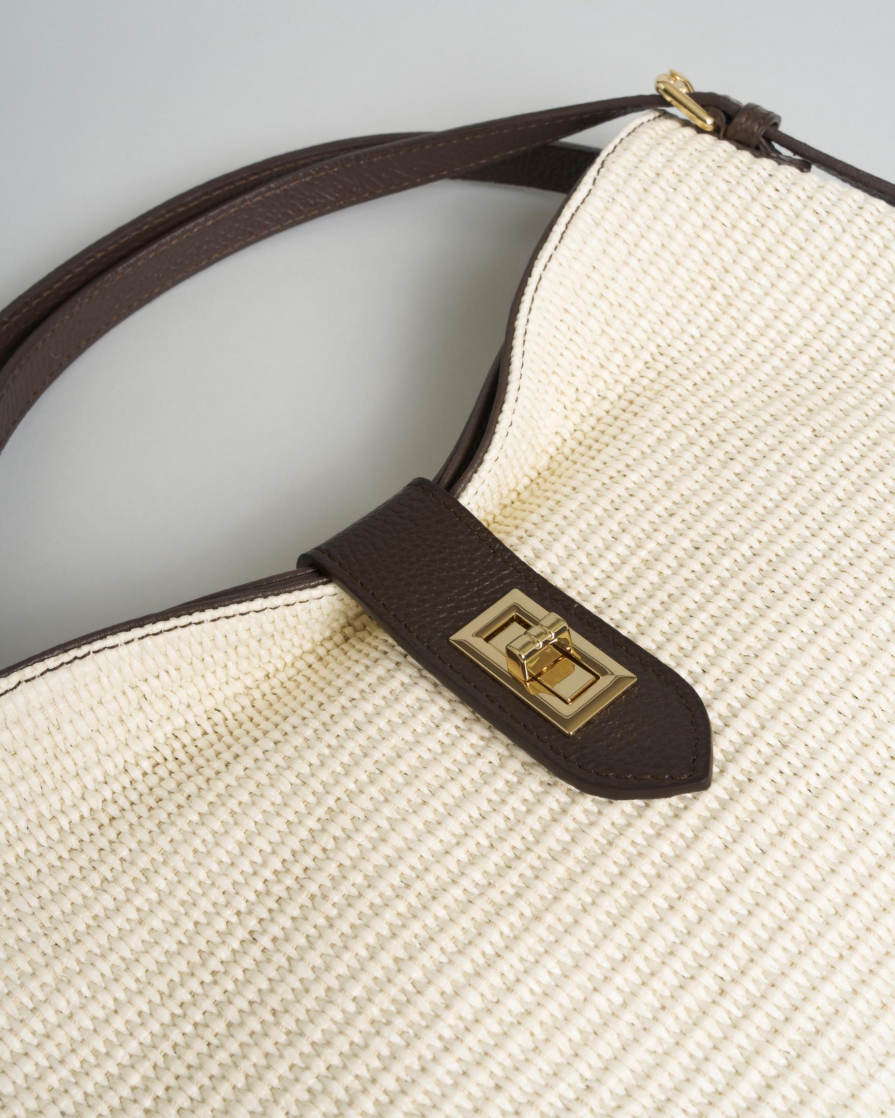 Borsa a spalla Hlo! in rafia intrecciata color panna e pelle color moro con chiusura rotante dorata image