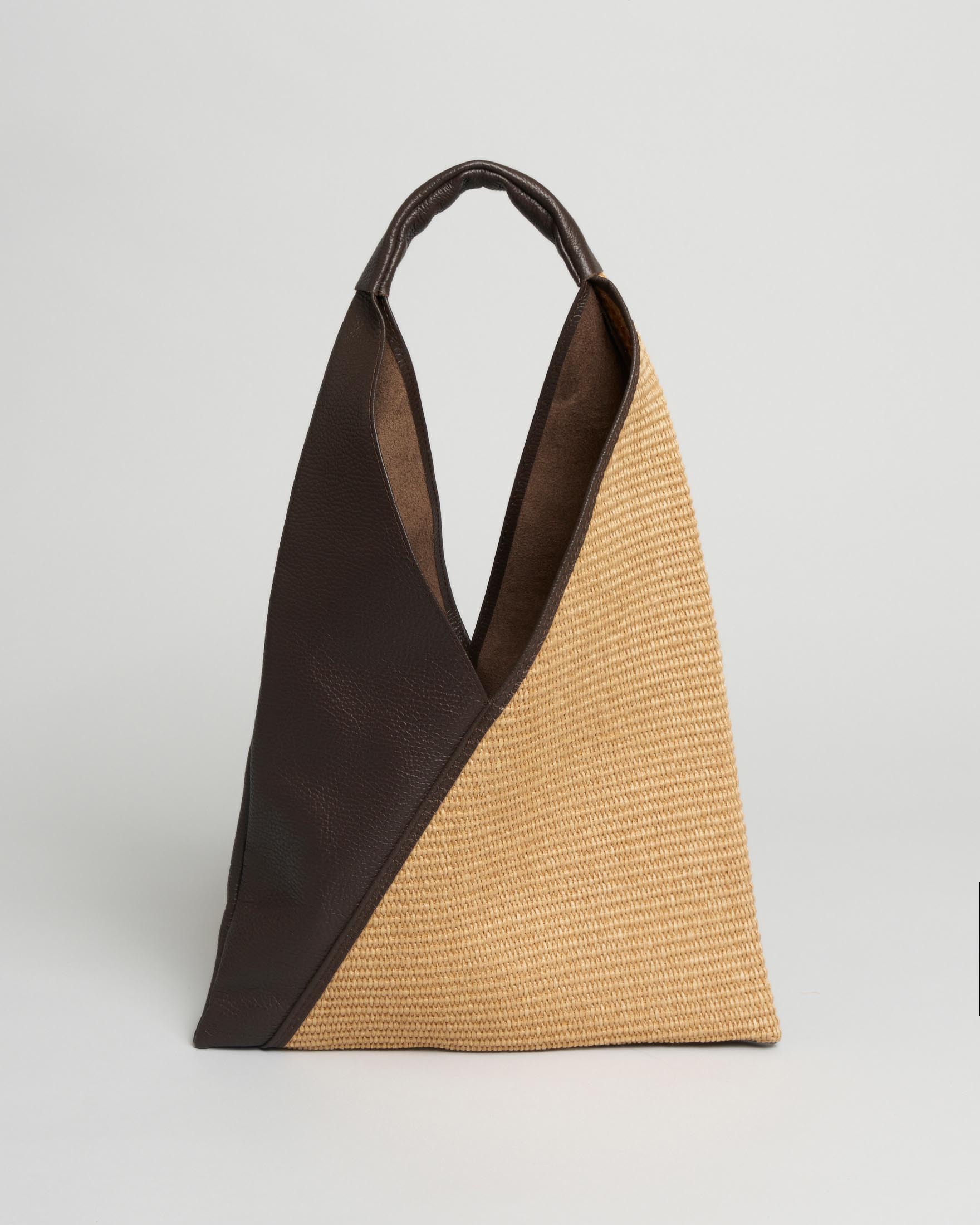 Borsa a spalla Hlo! in rafia naturale e pelle color moro con apertura a V e chiusura a bottone magnetico