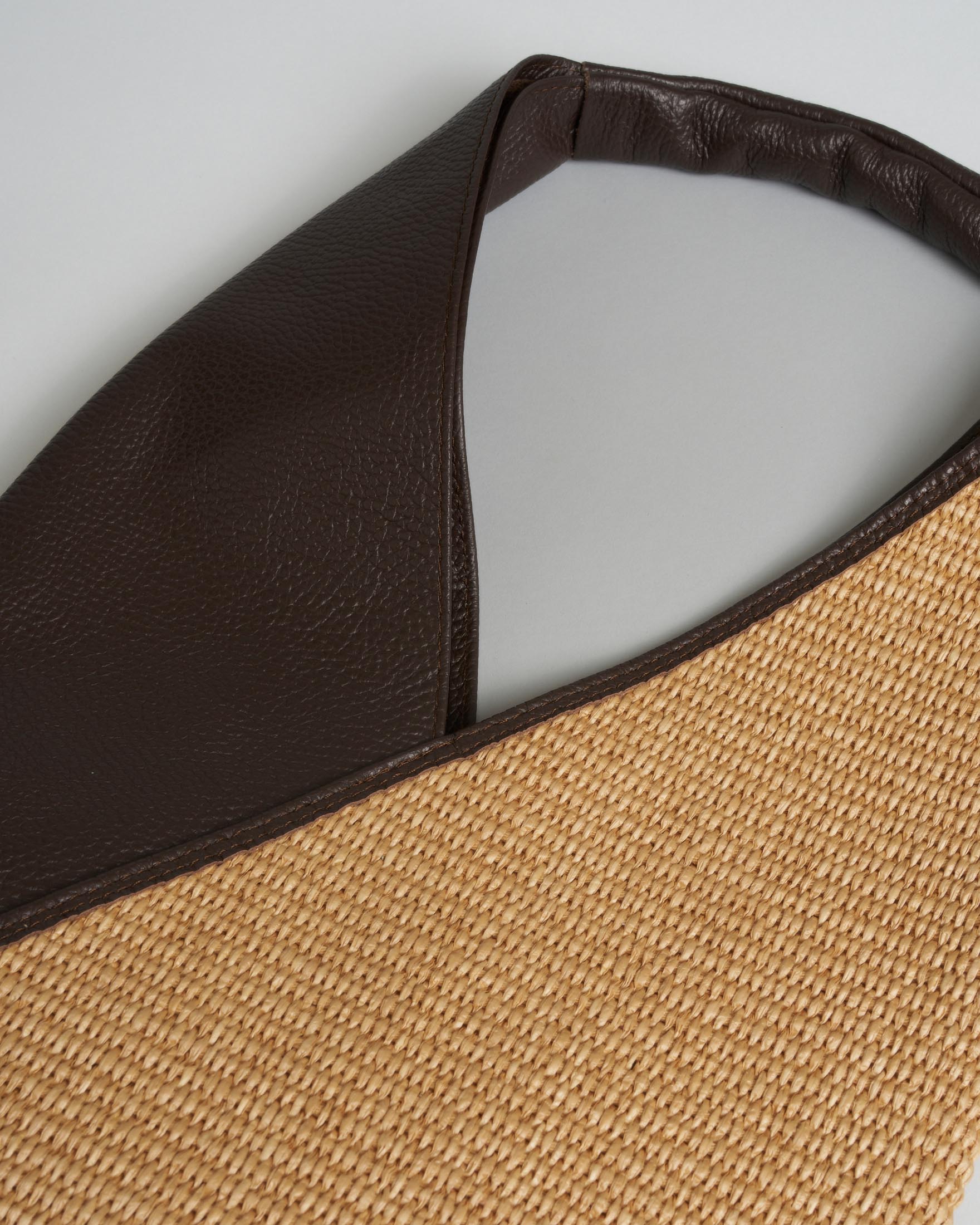 Borsa a spalla Hlo! in rafia naturale e pelle color moro con apertura a V e chiusura a bottone magnetico image