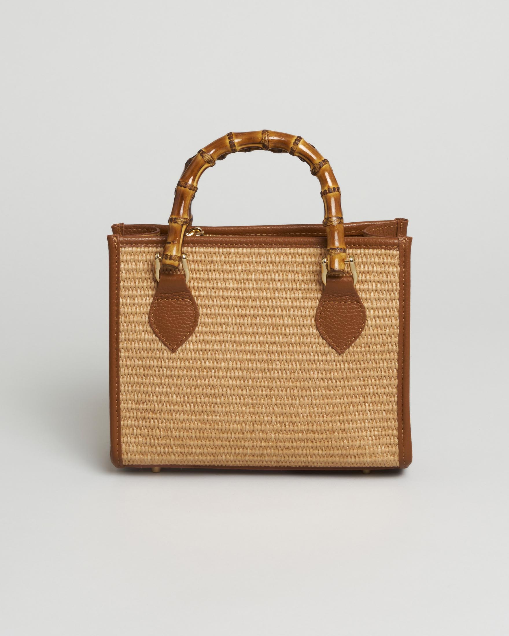 Borsa piccola a mano in rafia intrecciata e pelle color cuoio con manici effetto bamboo e tracolla