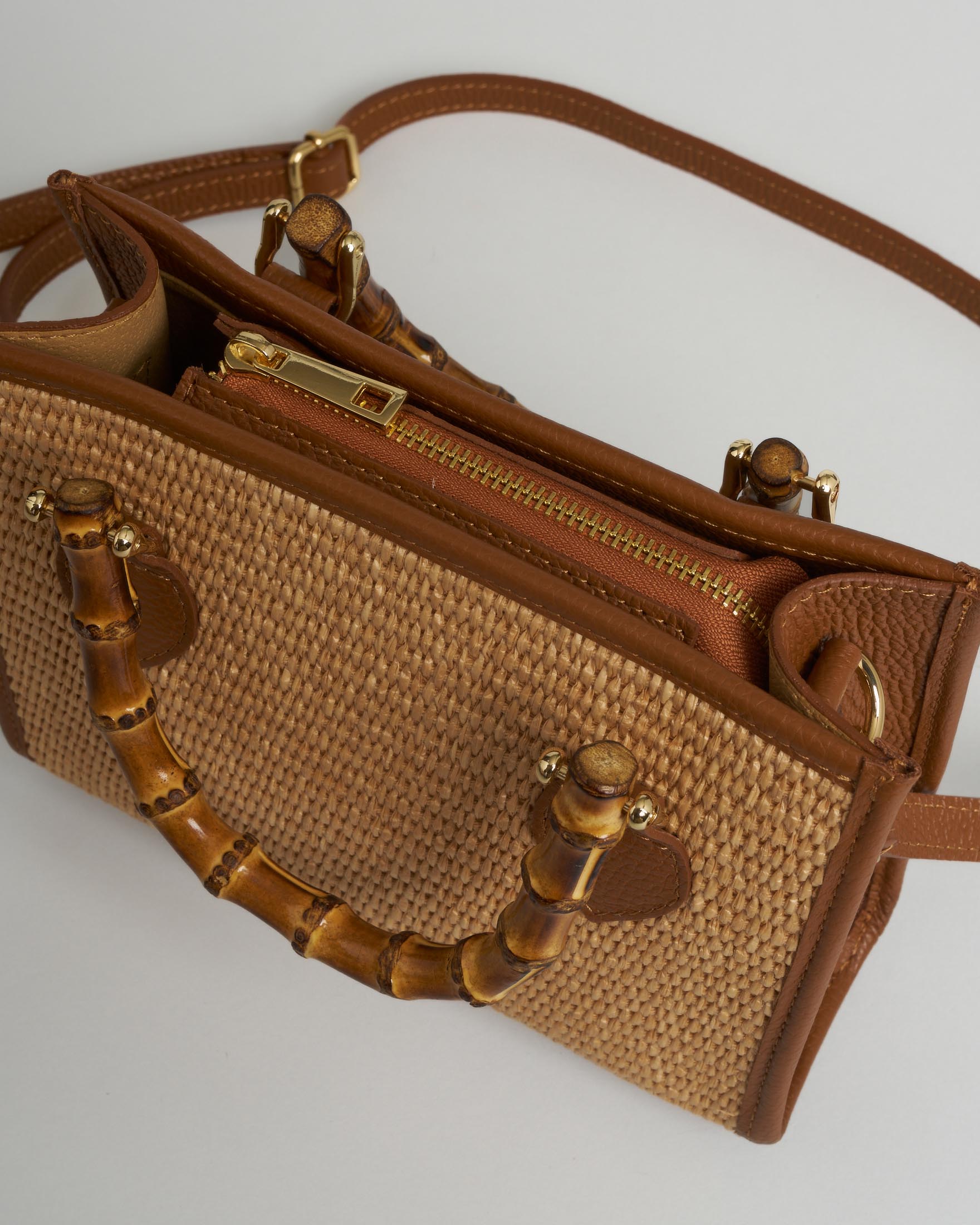 Borsa piccola a mano Hlo! in rafia intrecciata e pelle color cuoio con manici effetto bamboo e tracolla image