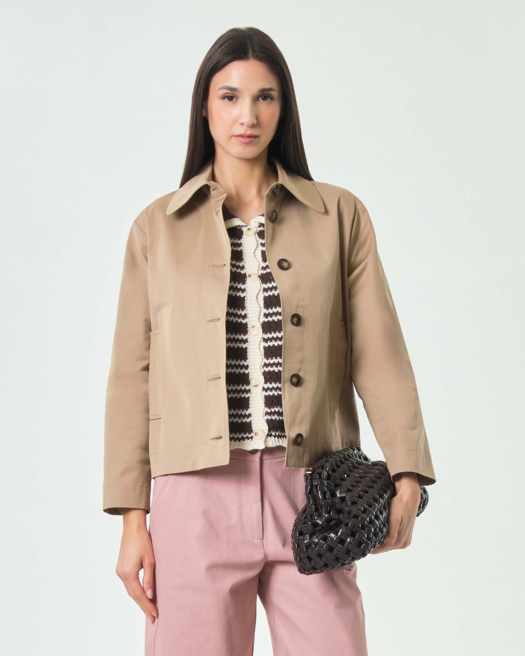 Giacca corta Beige in tela di cotone con collo a camicia e tasche a filetto
