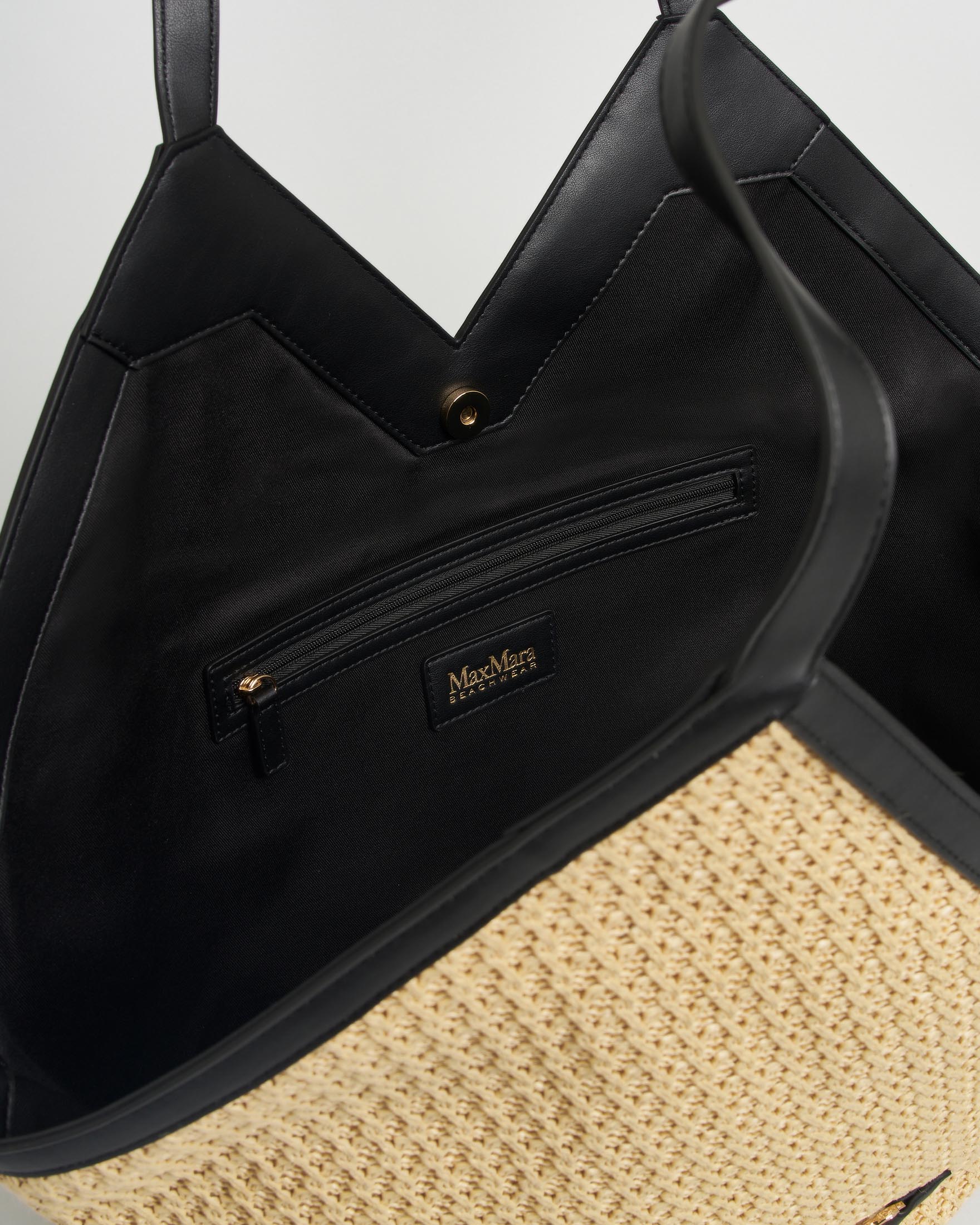 Borsa mare grande a trapezio Max Mara Beachwear in rafia naturale con rifiniture nere image