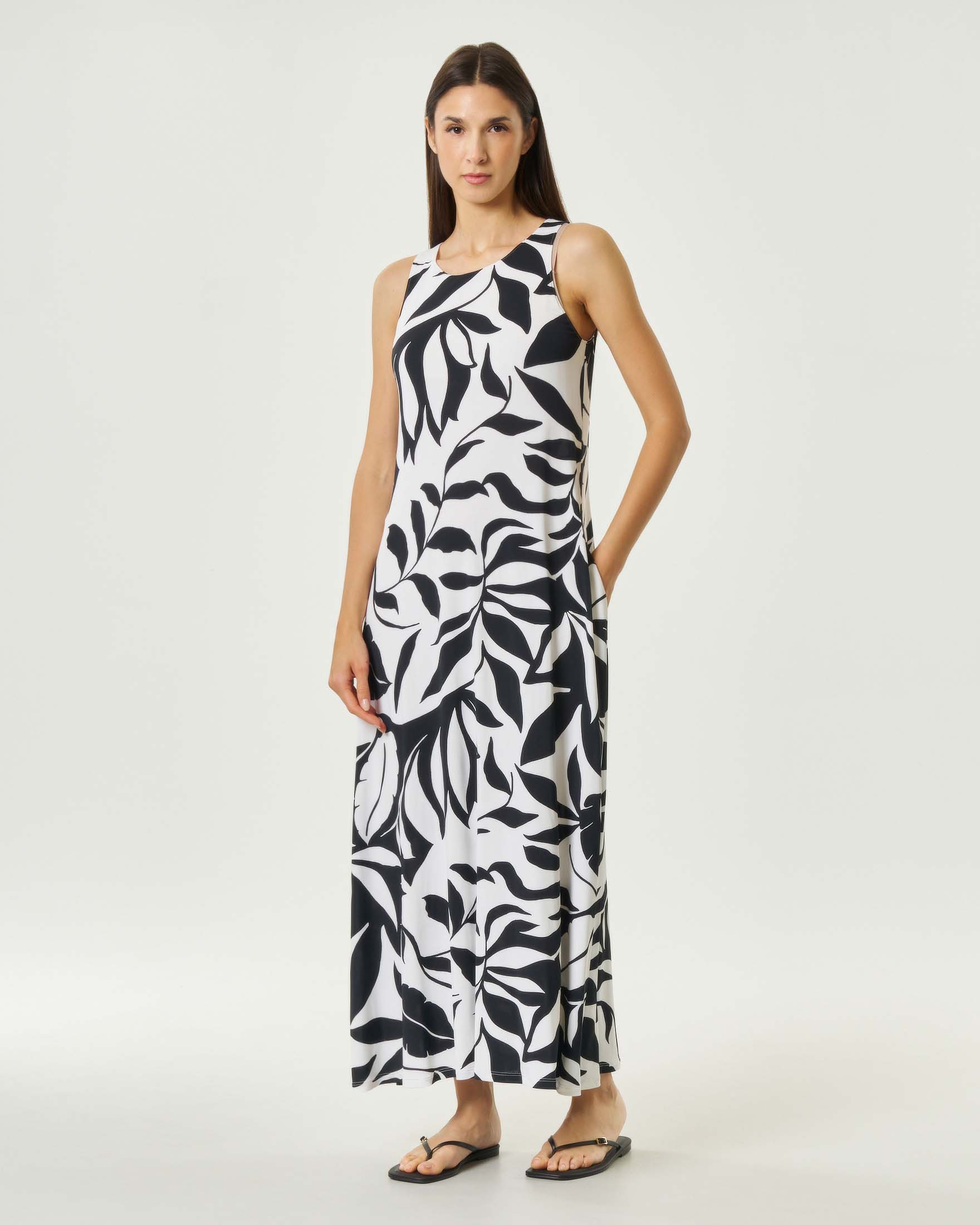 Abito lungo svasato Beachwear bianco in maglia di viscosa con fantasia foglie nera e scollo a giro