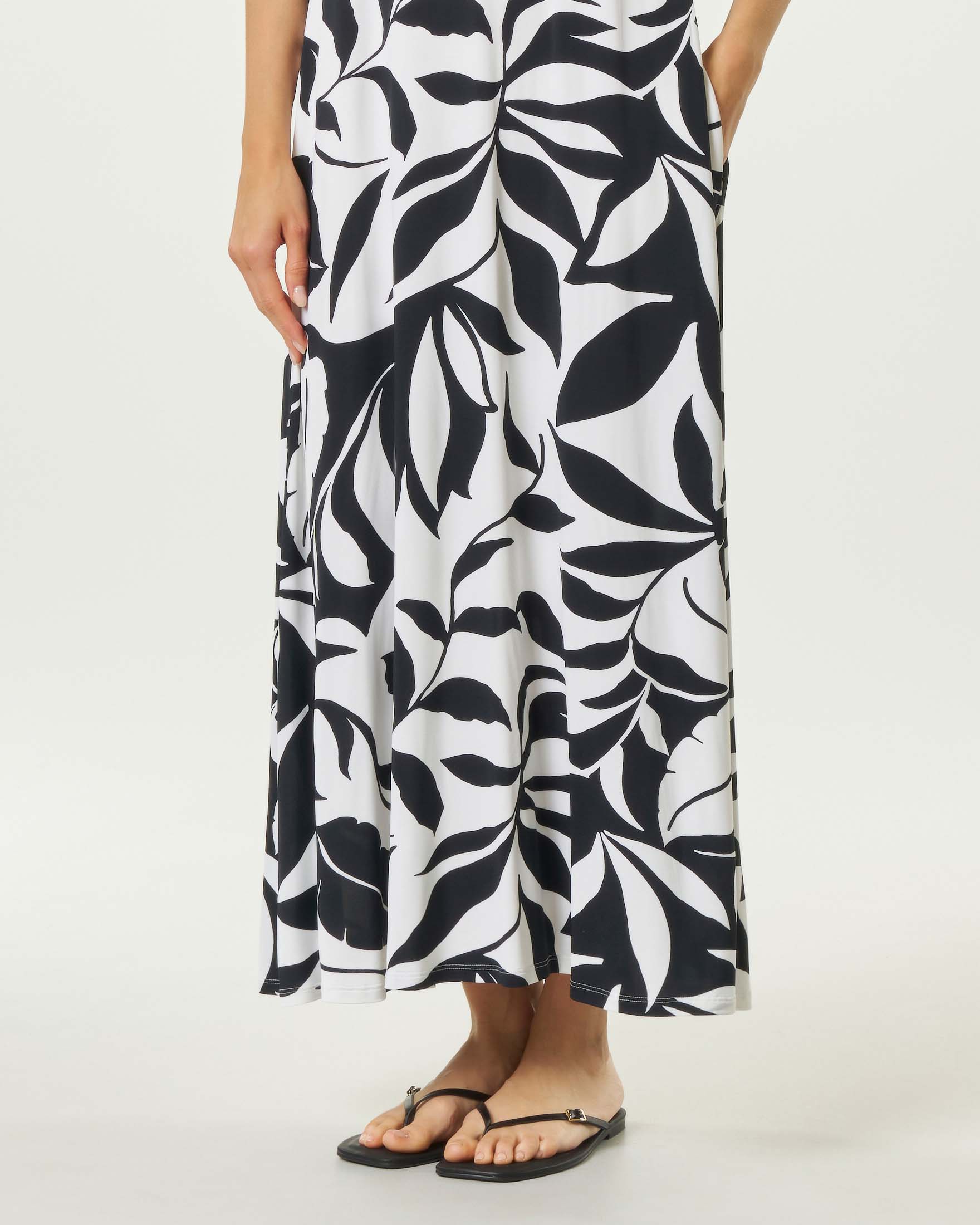 Abito lungo svasato Max Mara Beachwear bianco in maglia di viscosa con fantasia foglie nera e scollo a giro image