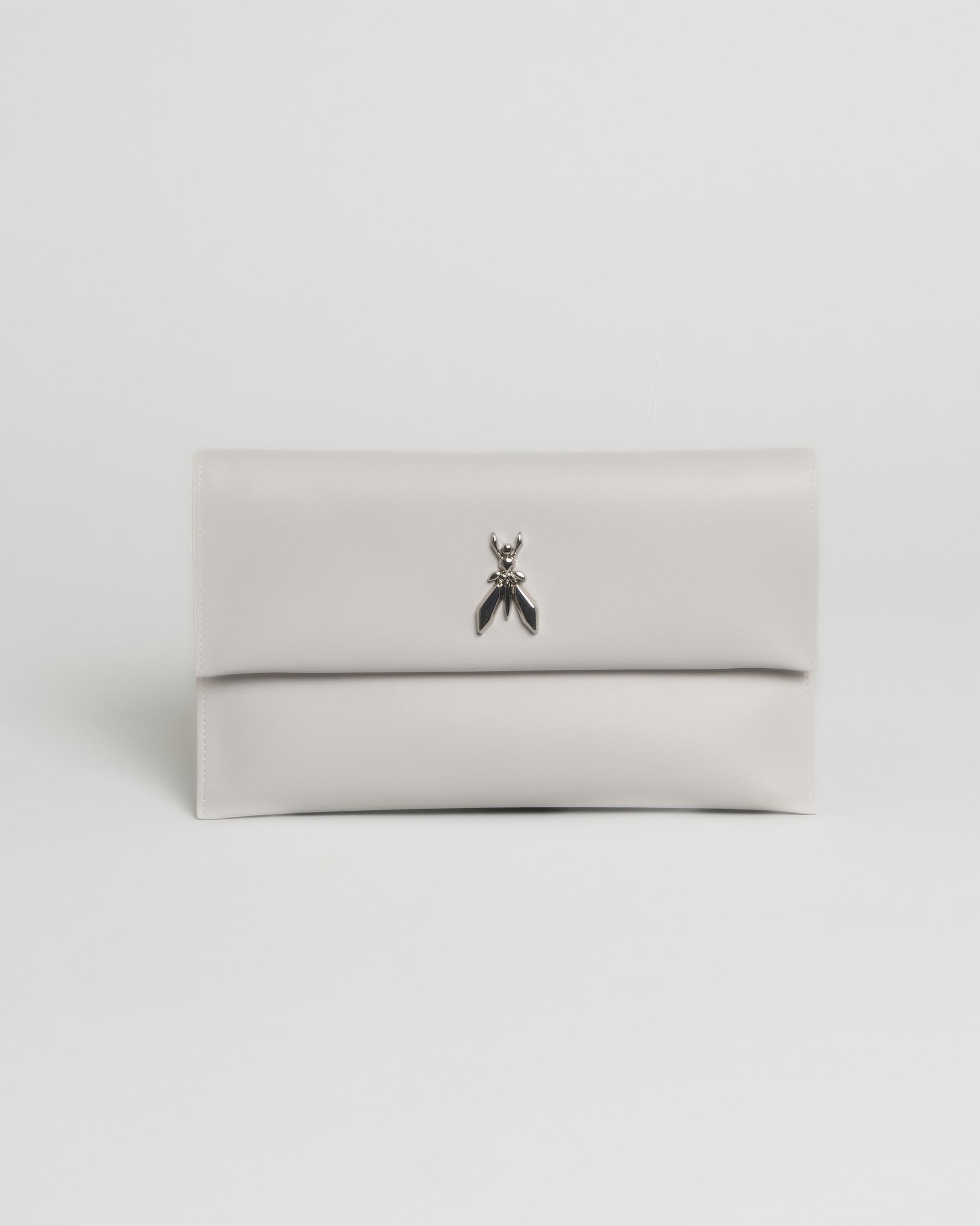 Pochette grigia in pelle liscia con tracolla a catena removibile e logo Fly argento