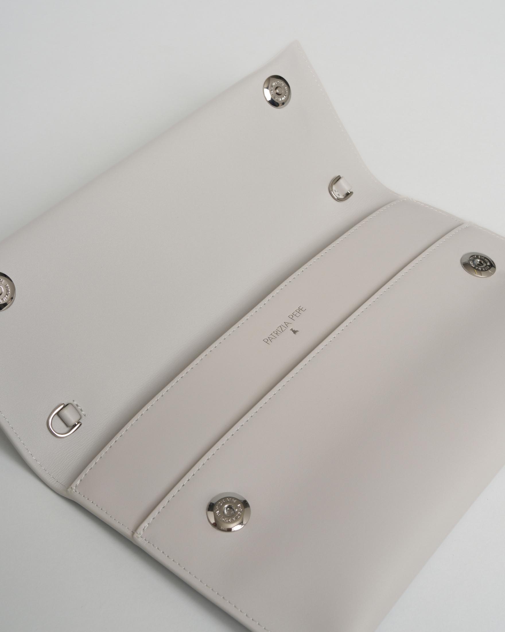Pochette grigia Patrizia Pepe in pelle liscia con tracolla a catena removibile e logo Fly argento image