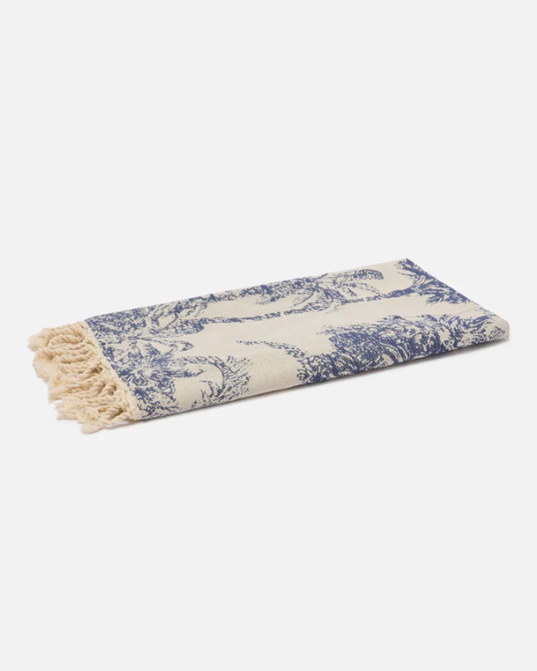 Telo mare blu e bianco in cotone jacquard Toile de Jouy con scritta logo e frange