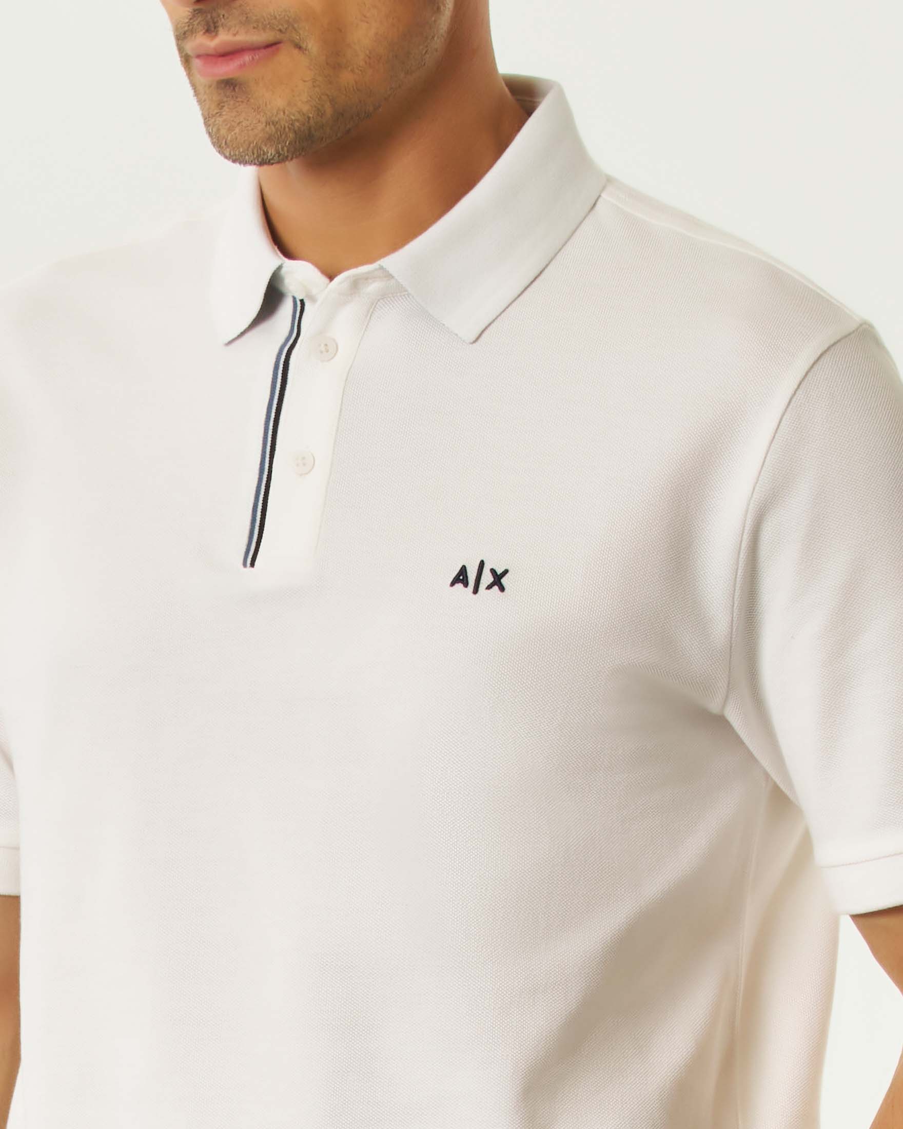 Polo a maniche corte Armani Exchange bianca in cotone con logo ricamato image