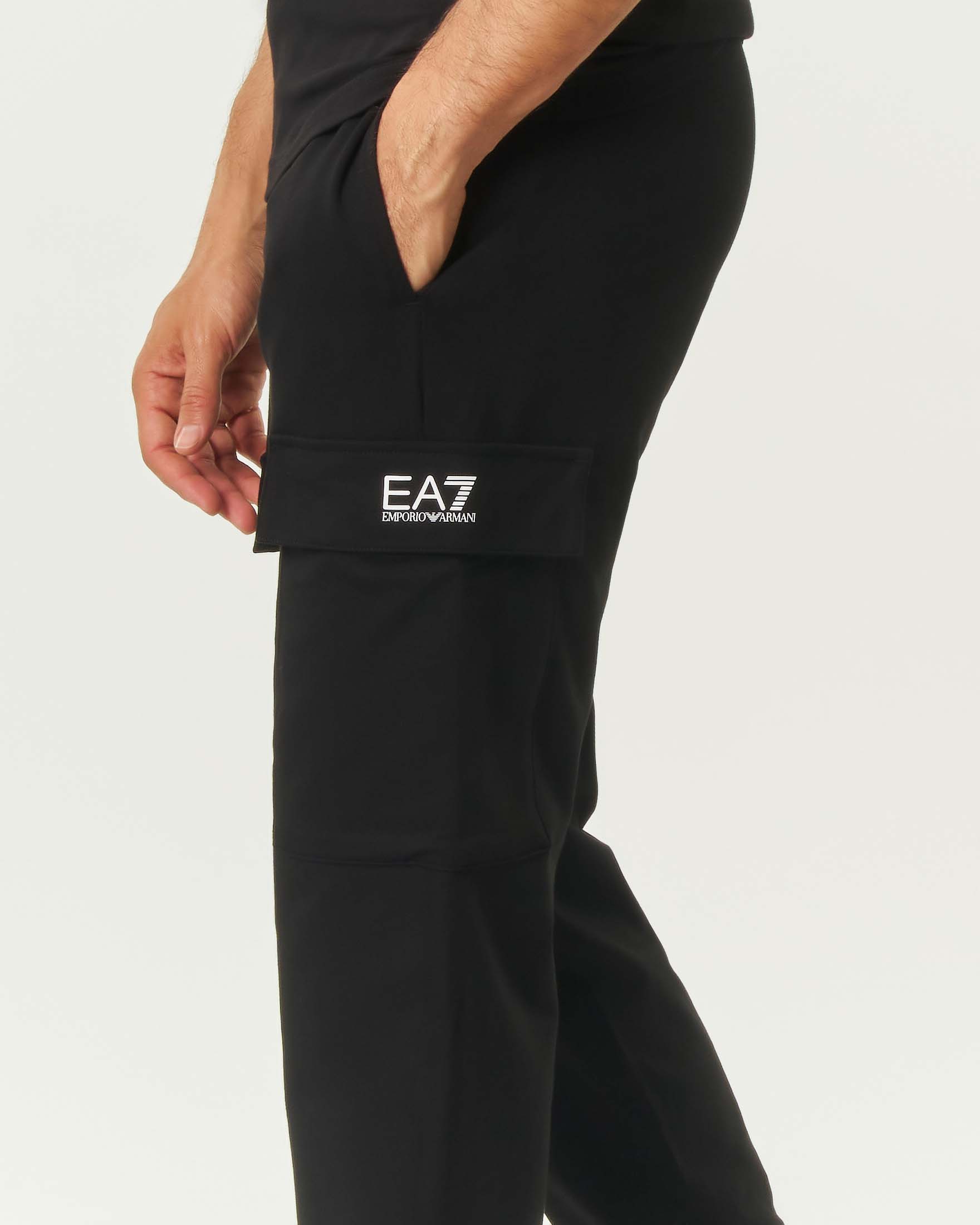 Pantaloni jogger EA7 neri in felpa di cotone con tasconi laterali image