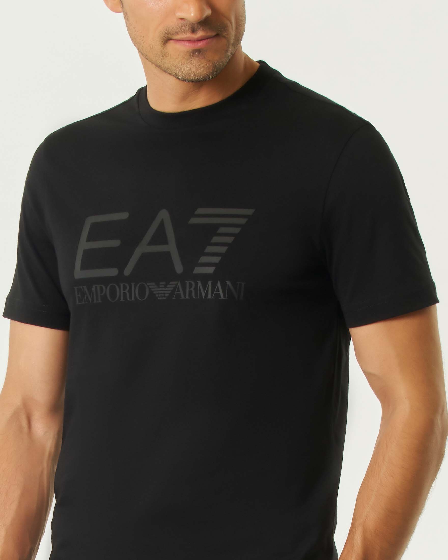 T-shirt mezza manica EA7 nera in cotone con maxi stampa logo in tono image