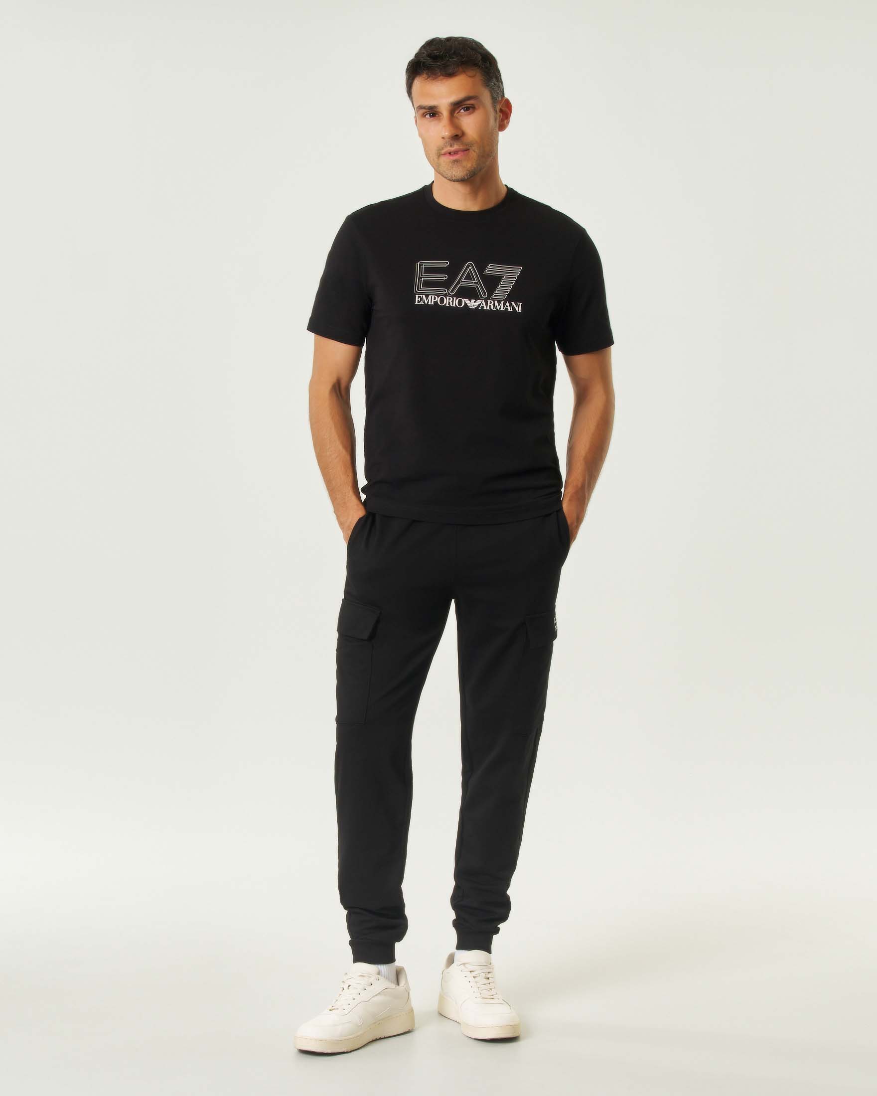 T-shirt EA7 nera in cotone stretch a maniche corte con stampa logo image