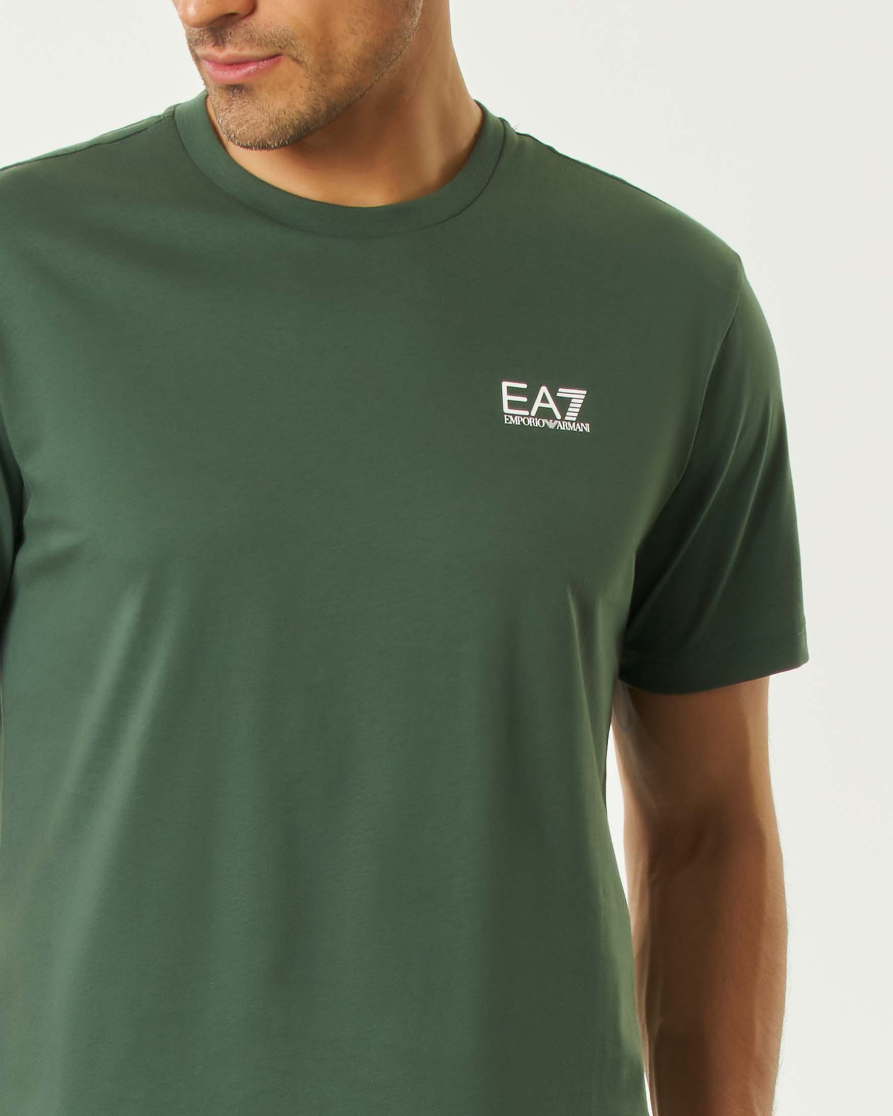 T-shirt EA7 verde in cotone a maniche corte con stampa logo sul retro image