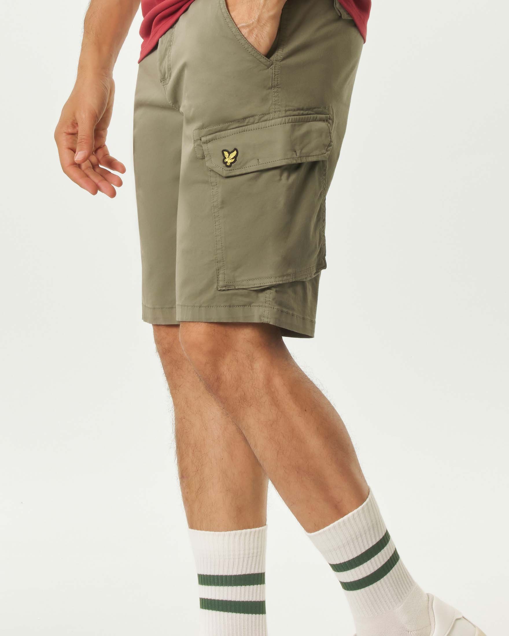 Bermuda cargo Lyle & Scott verde militare in gabardina di cotone stretch image