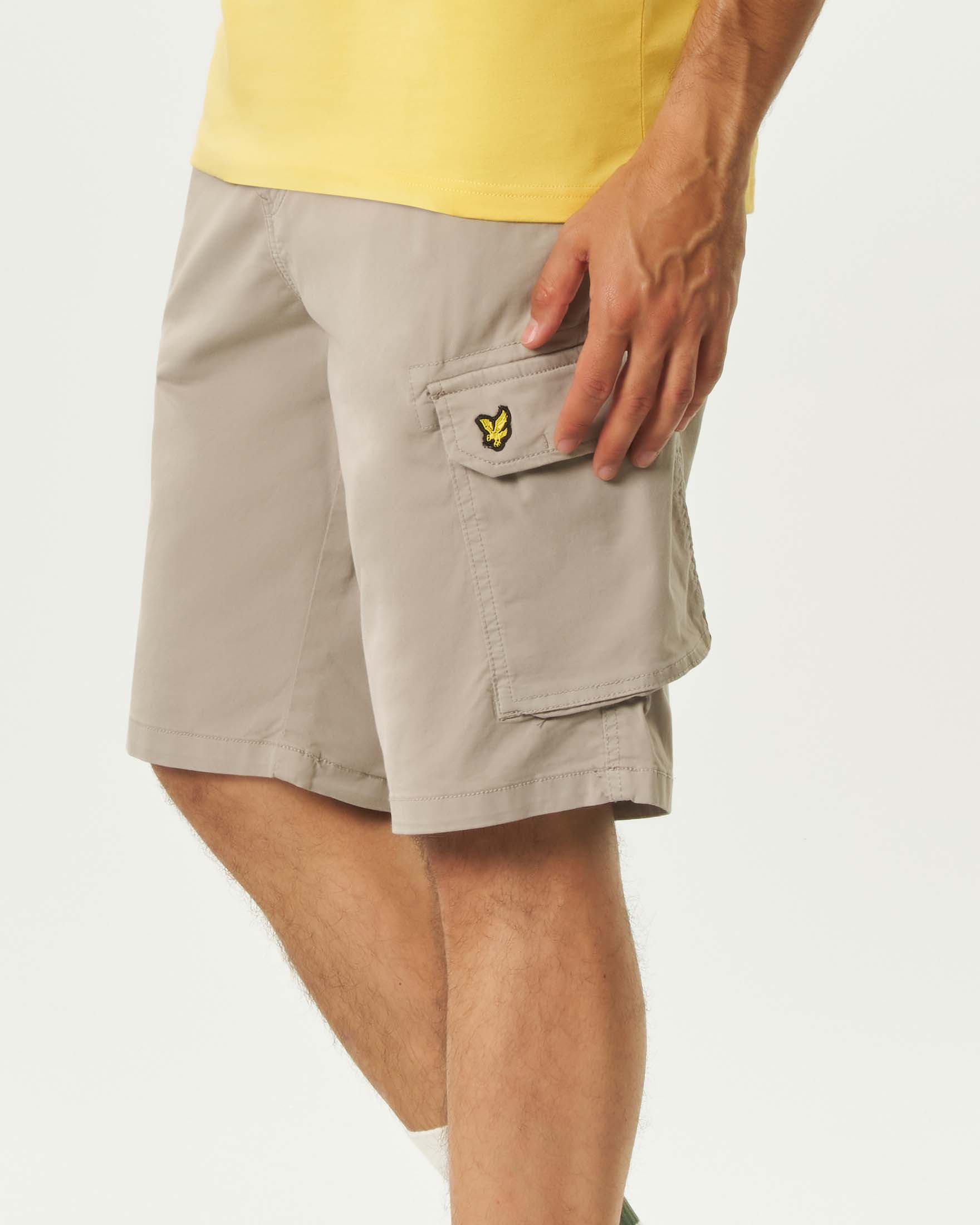 Bermuda cargo Lyle & Scott beige in gabardina di cotone stretch image