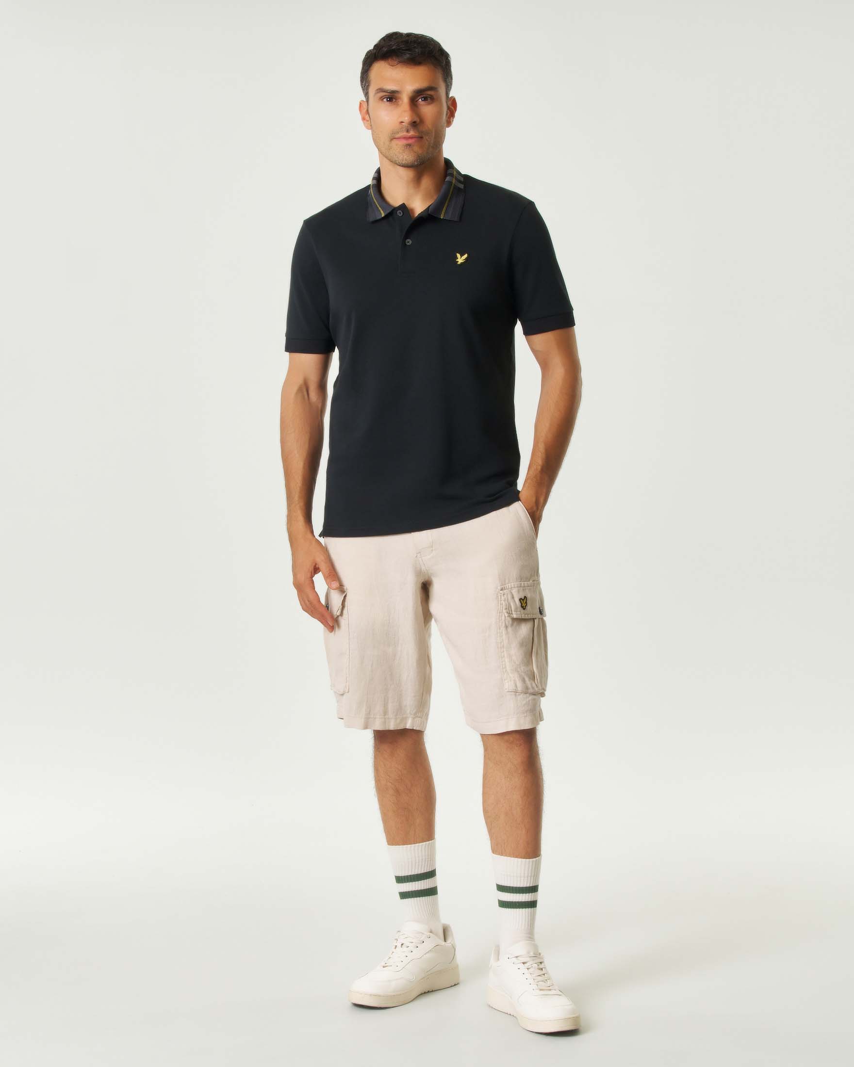 Polo mezza manica Lyle & Scott nera con colletto tartan check image