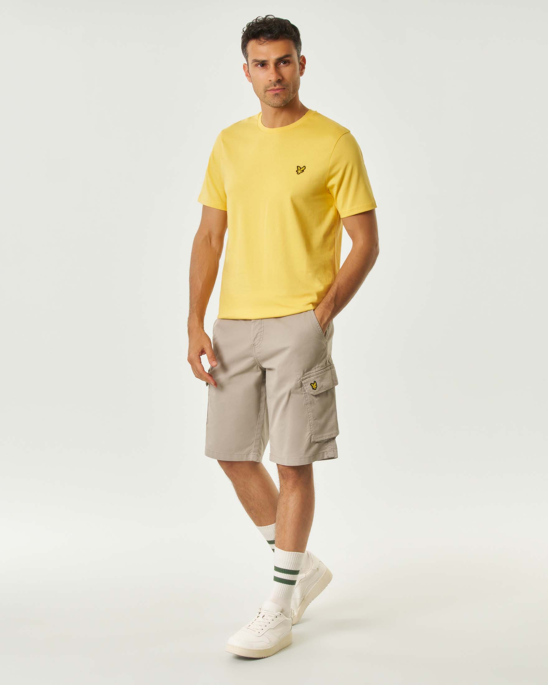 T-shirt Lyle & Scott mezza manica gialla in cotone con logo aquila gialla ricamata sul petto image