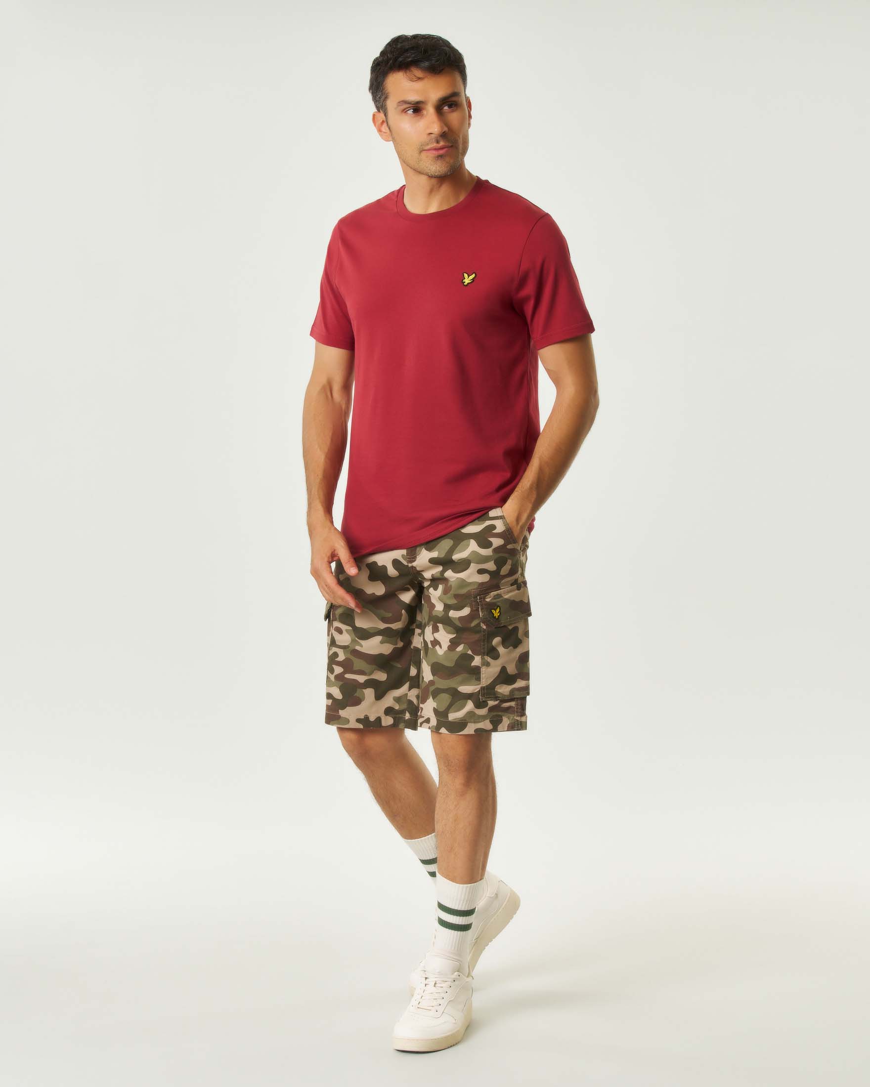T-shirt Lyle & Scott mezza manica rossa in cotone con logo aquila gialla ricamata sul petto image