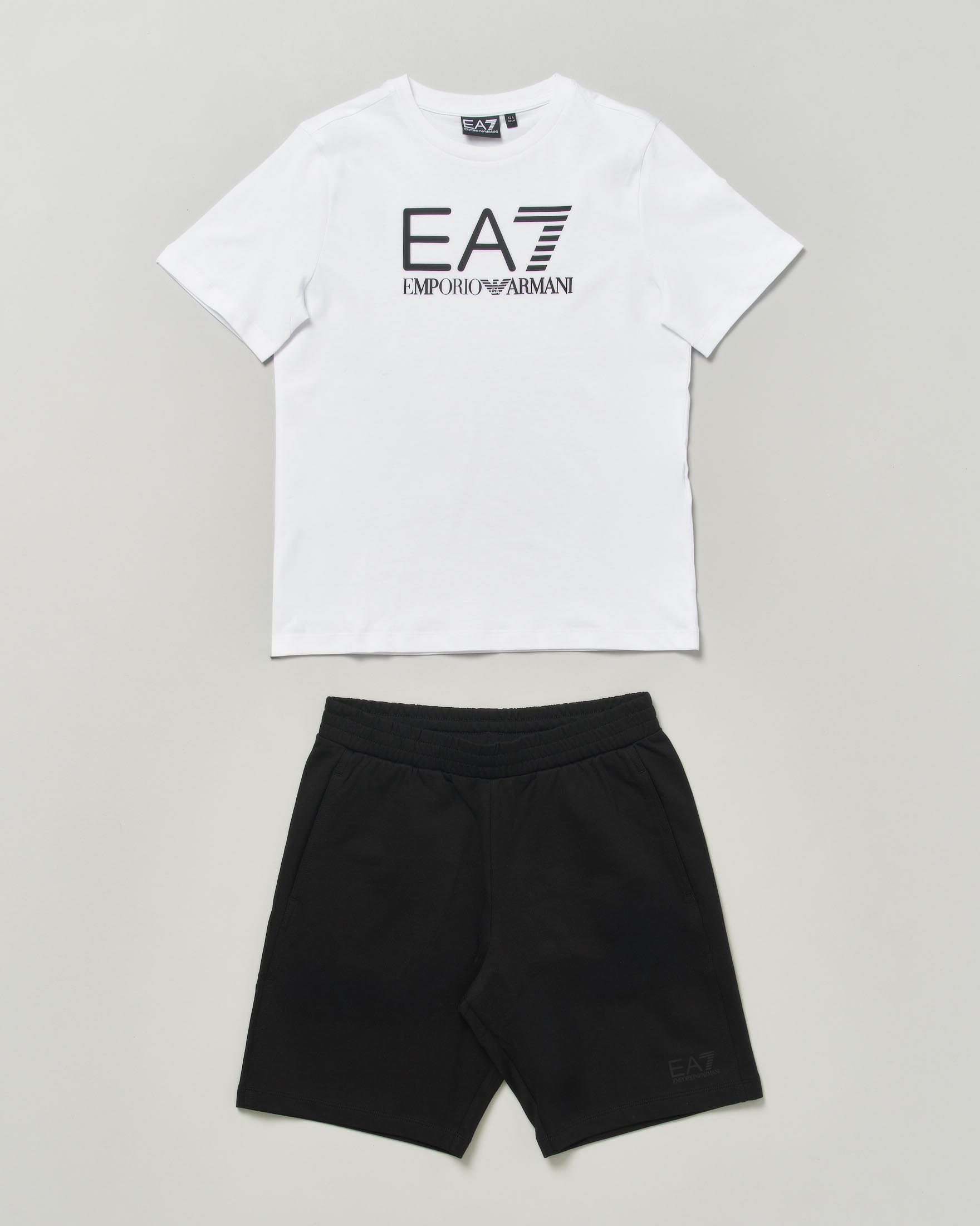 Completo EA7 Junior in puro cotone con bermuda nero e t-shirt bianca con logo nero