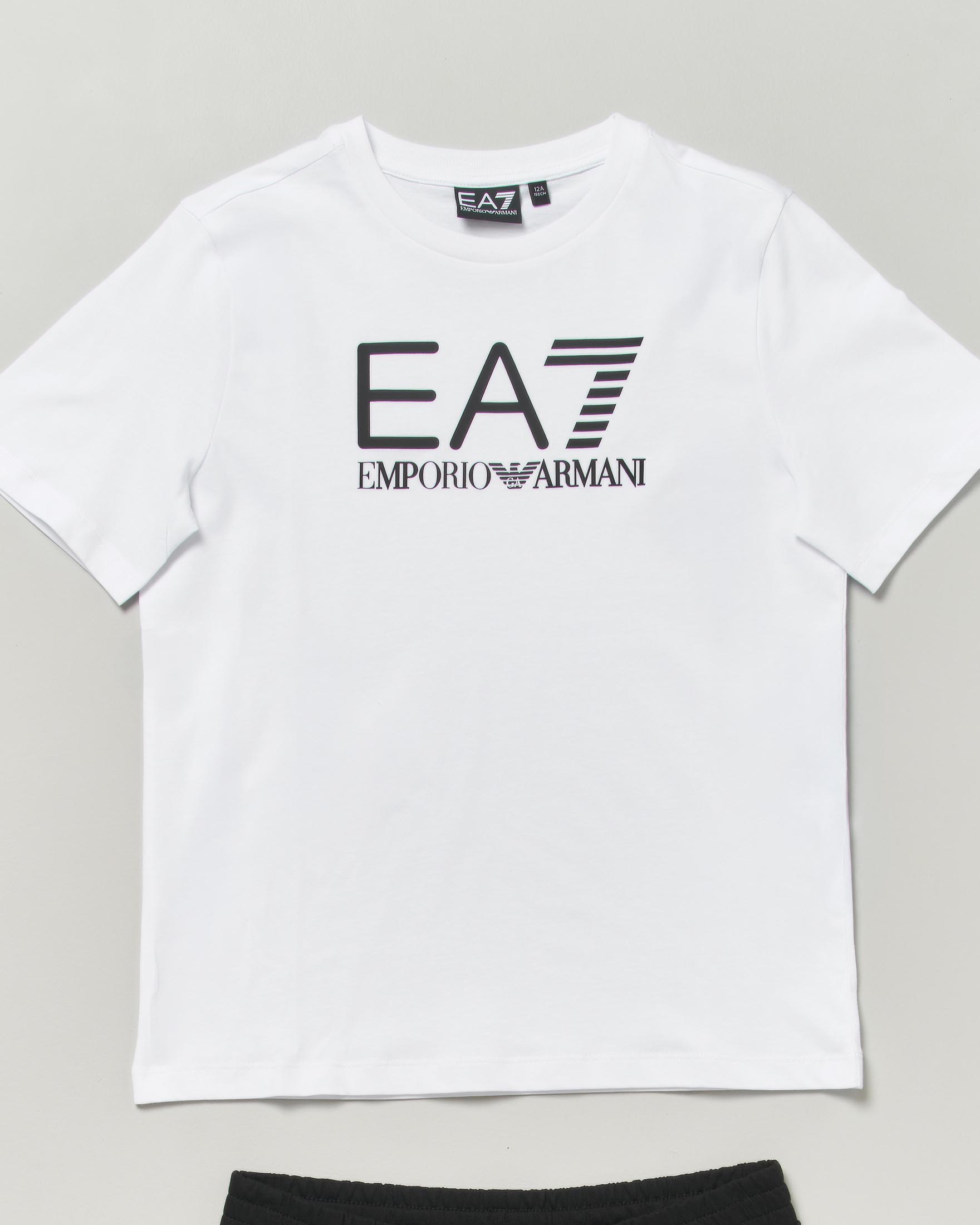 Completo EA7 Junior in puro cotone con bermuda nero e t-shirt bianca con logo nero image