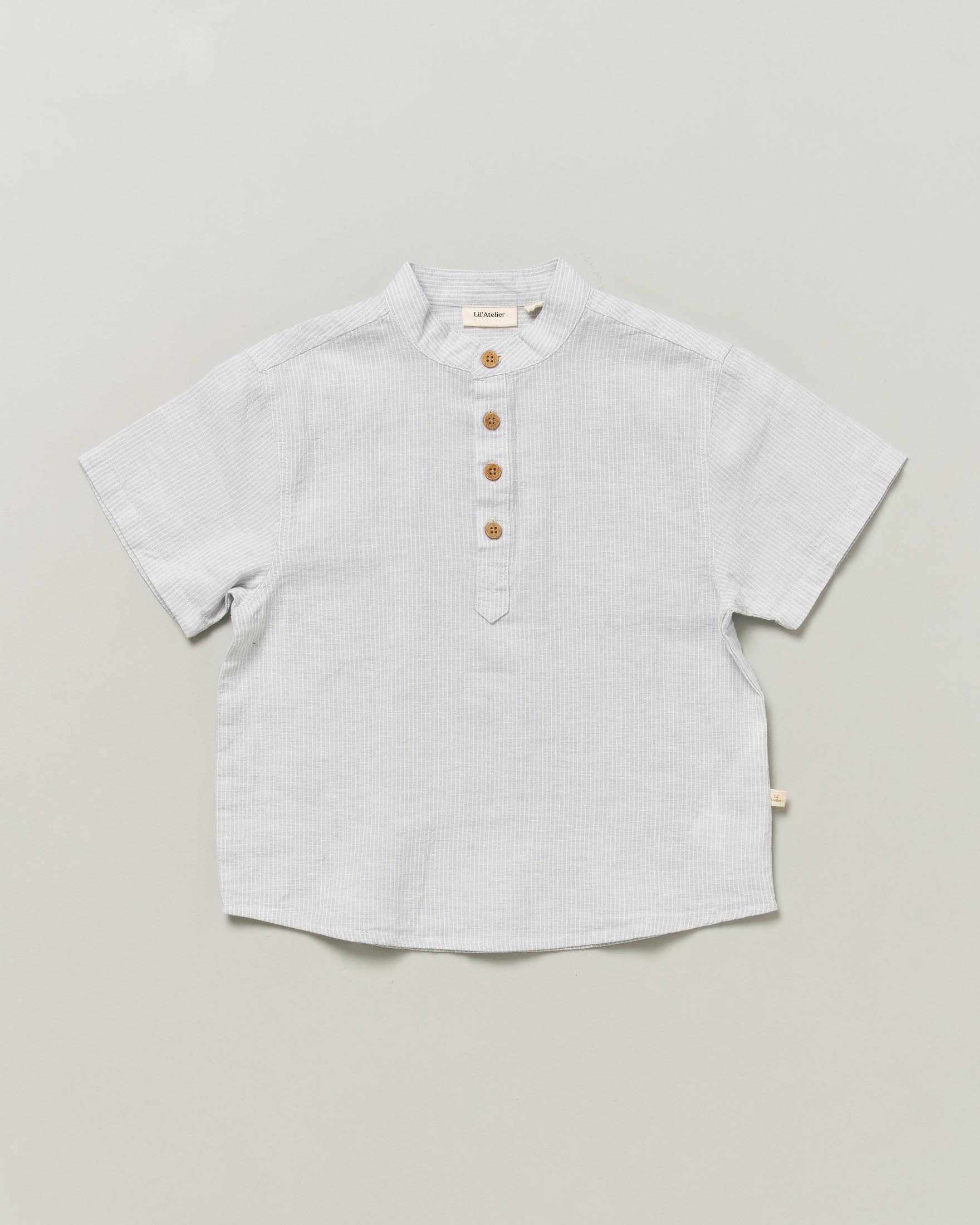 Camicia serafino alla coreana Lil'Atelier in lino a righe azzurra e bianca