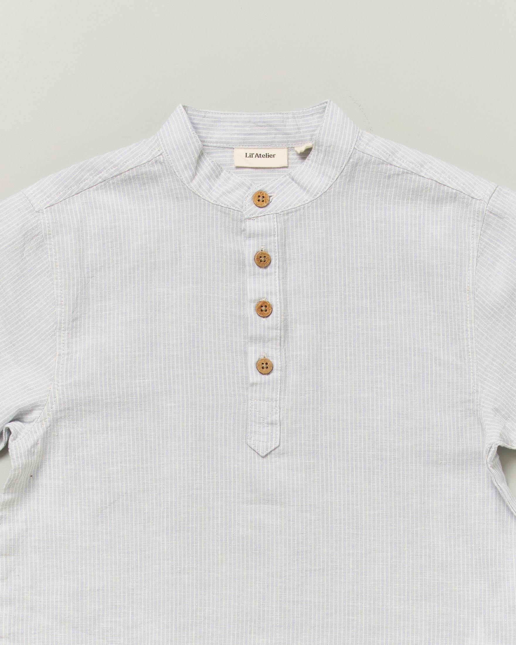 Camicia serafino alla coreana Lil'Atelier in lino a righe azzurra e bianca image