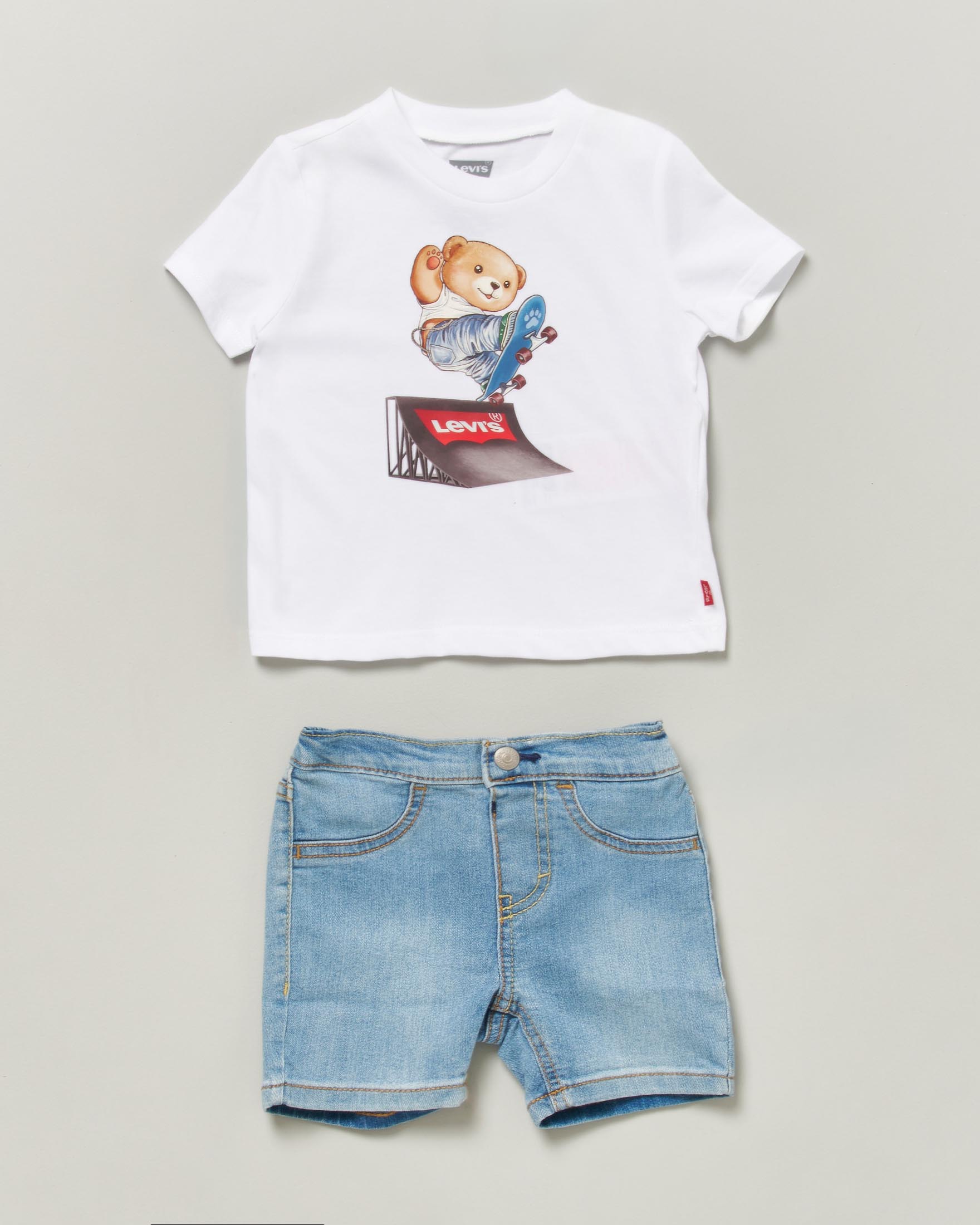 Completo Levi's t-shirt bianca con stampa orsetto skateboard e bermuda denim
