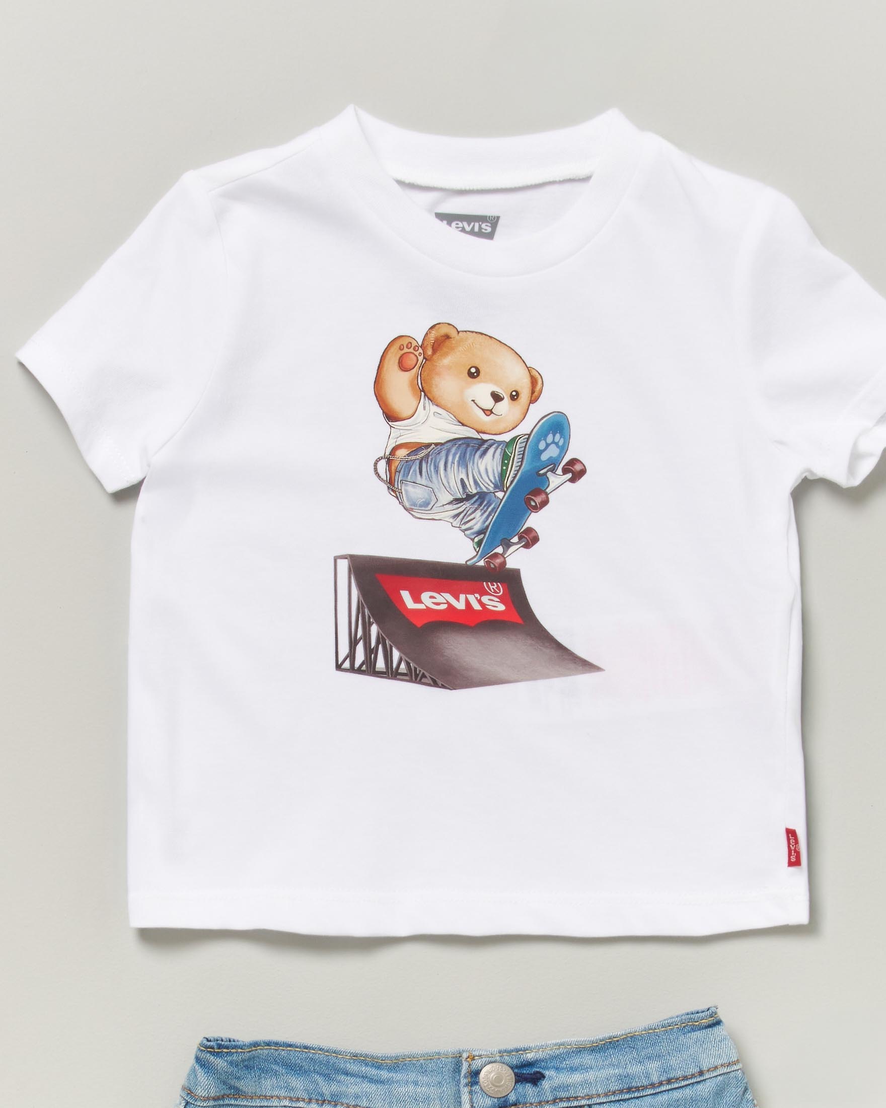 Completo Levi's t-shirt bianca con stampa orsetto skateboard e bermuda denim image