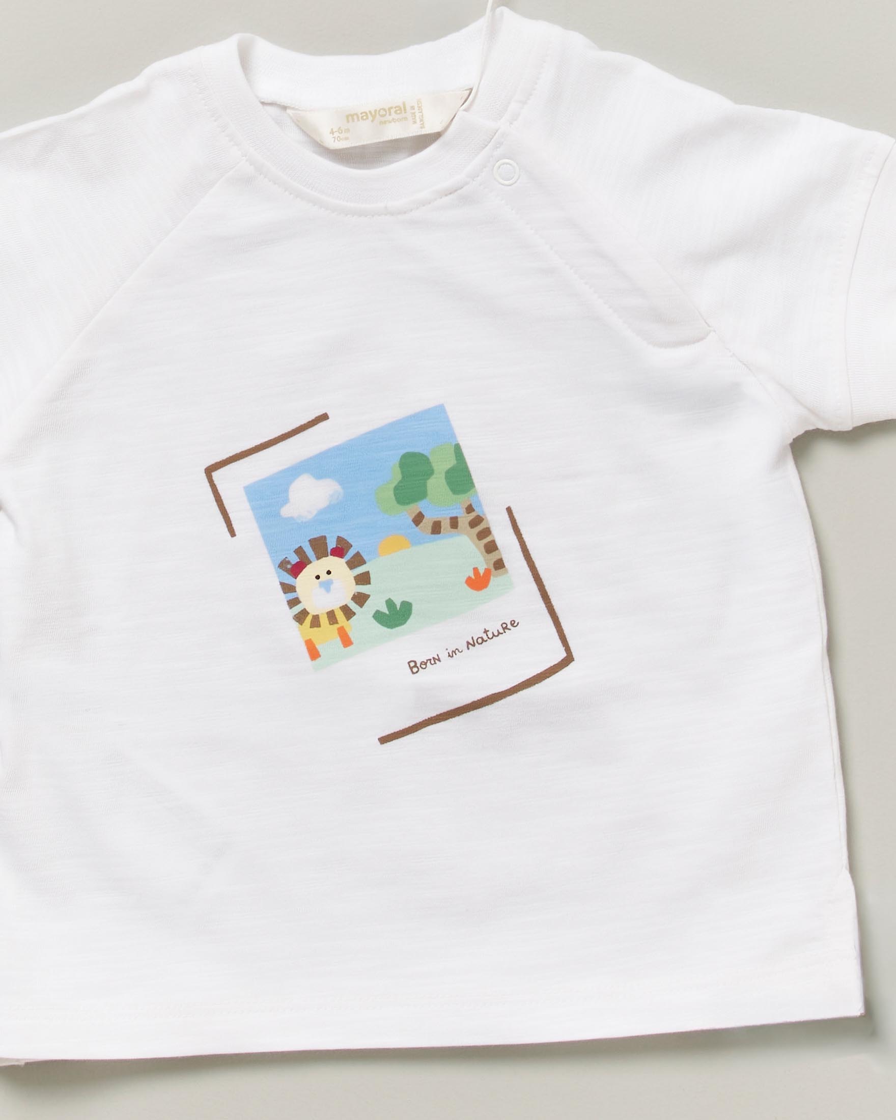 T-shirt Mayoral bianca in puro cotone con stampa safari image