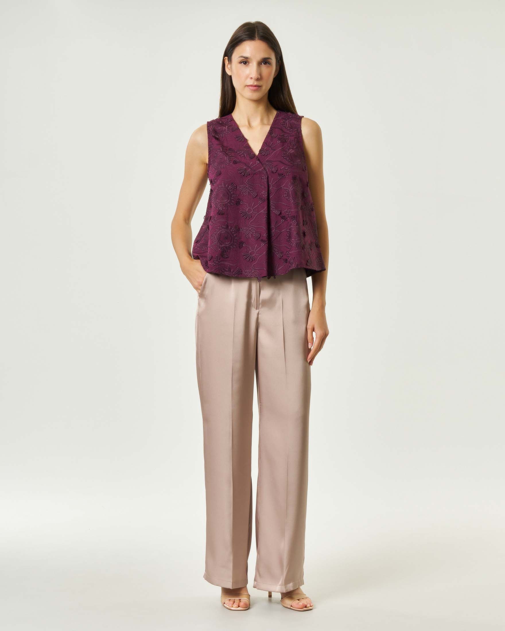 Pantaloni a palazzo beige in raso stretch con piega stirata e tasche a filetto