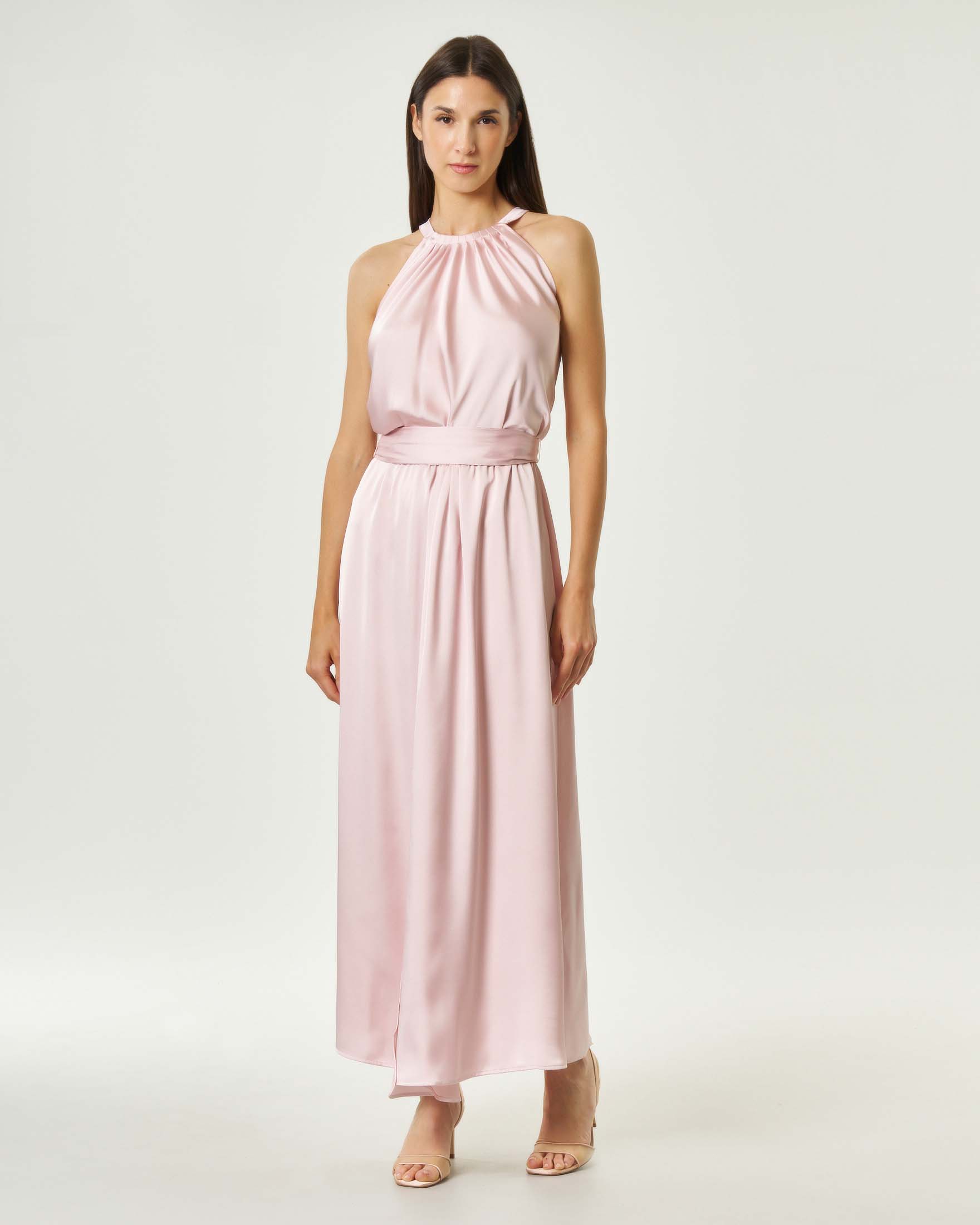 Abito lungo smanicato Emme Marella color cipria in raso stretch con scollo halter e cintura in vita