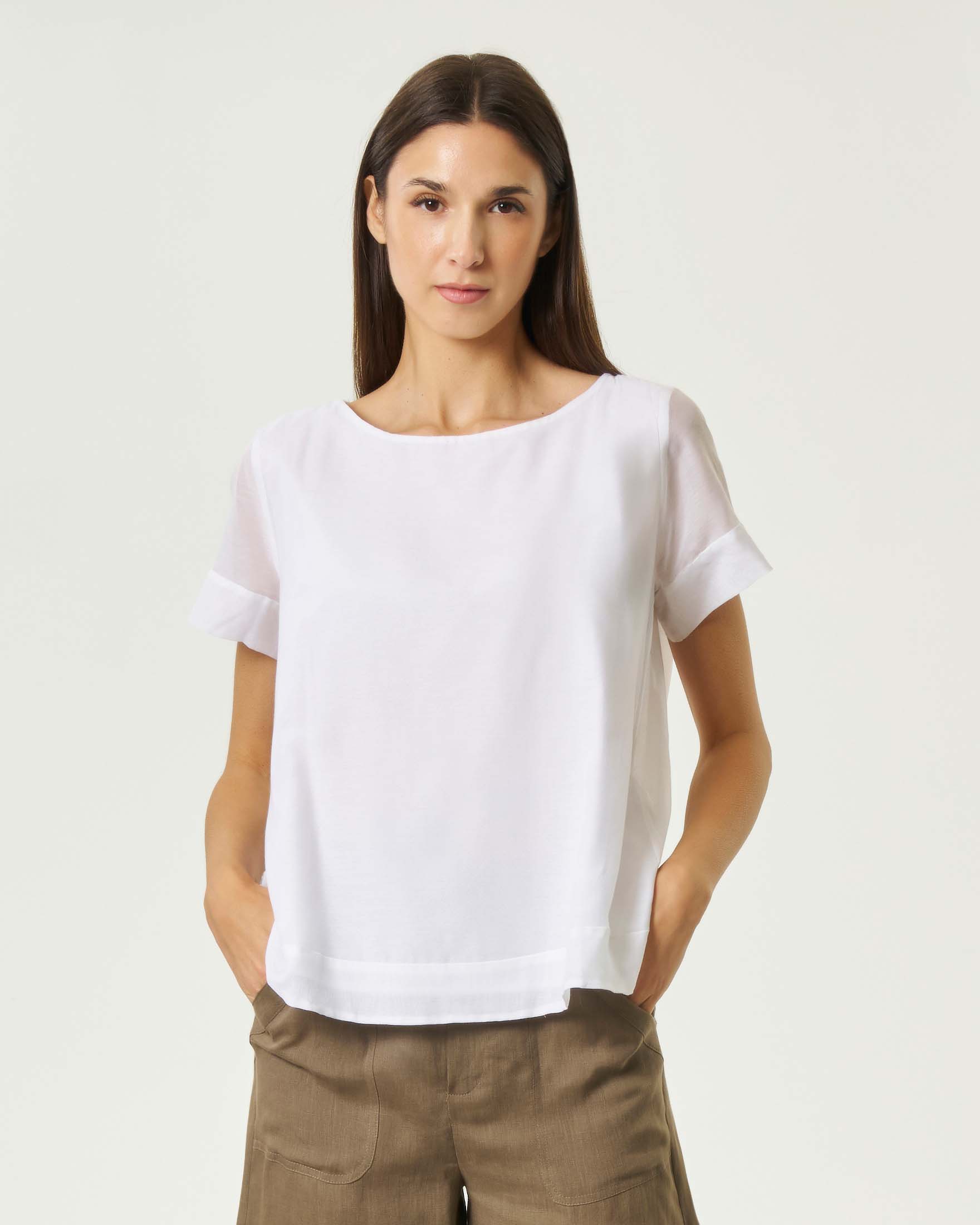Blusa bianca in mussola di cotone e seta con scollo a barchetta e maniche corte