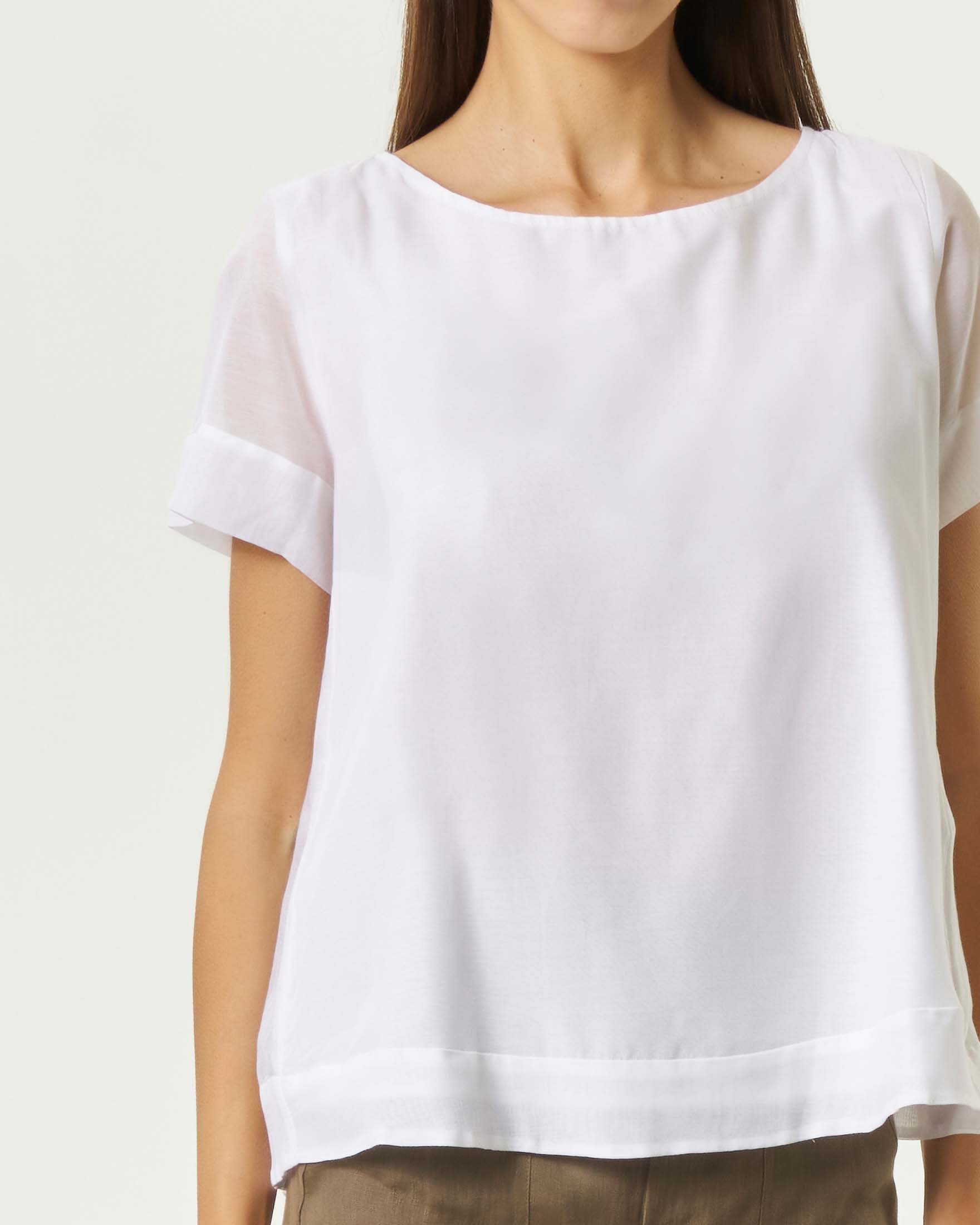 Blusa Emme Marella bianca in mussola di cotone e seta con scollo a barchetta e maniche corte image