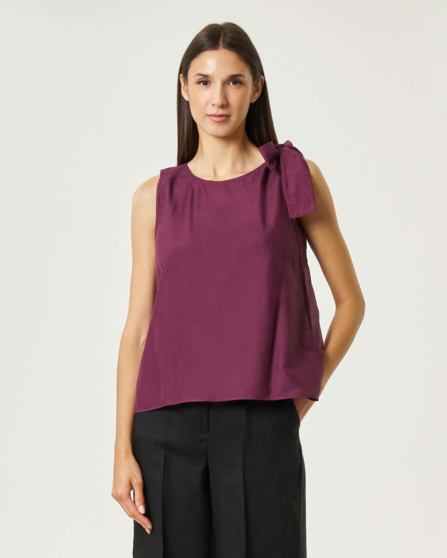 Top Emme Marella color prugna in mussola di cotone e seta con fiocco sulla spalla