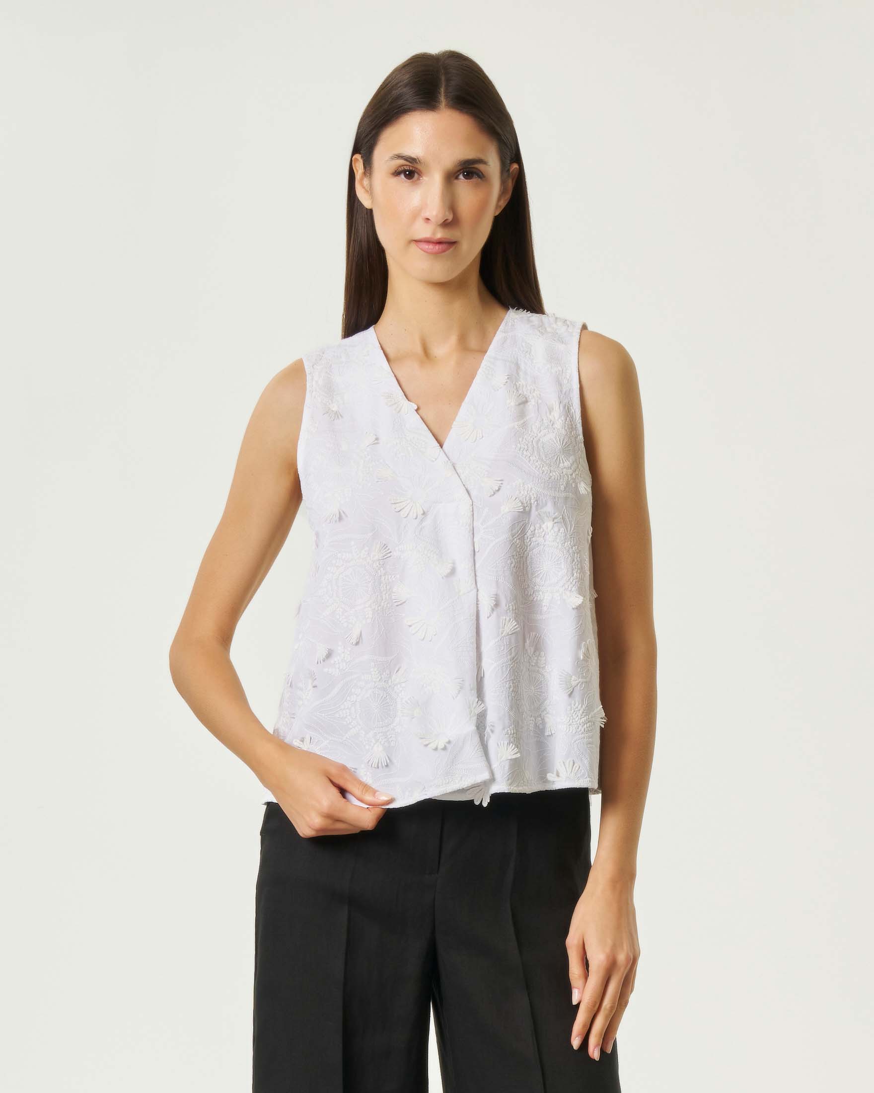 Blusa Emme Marella bianca smanicata in tessuto fil coupé di cotone con scollo a V