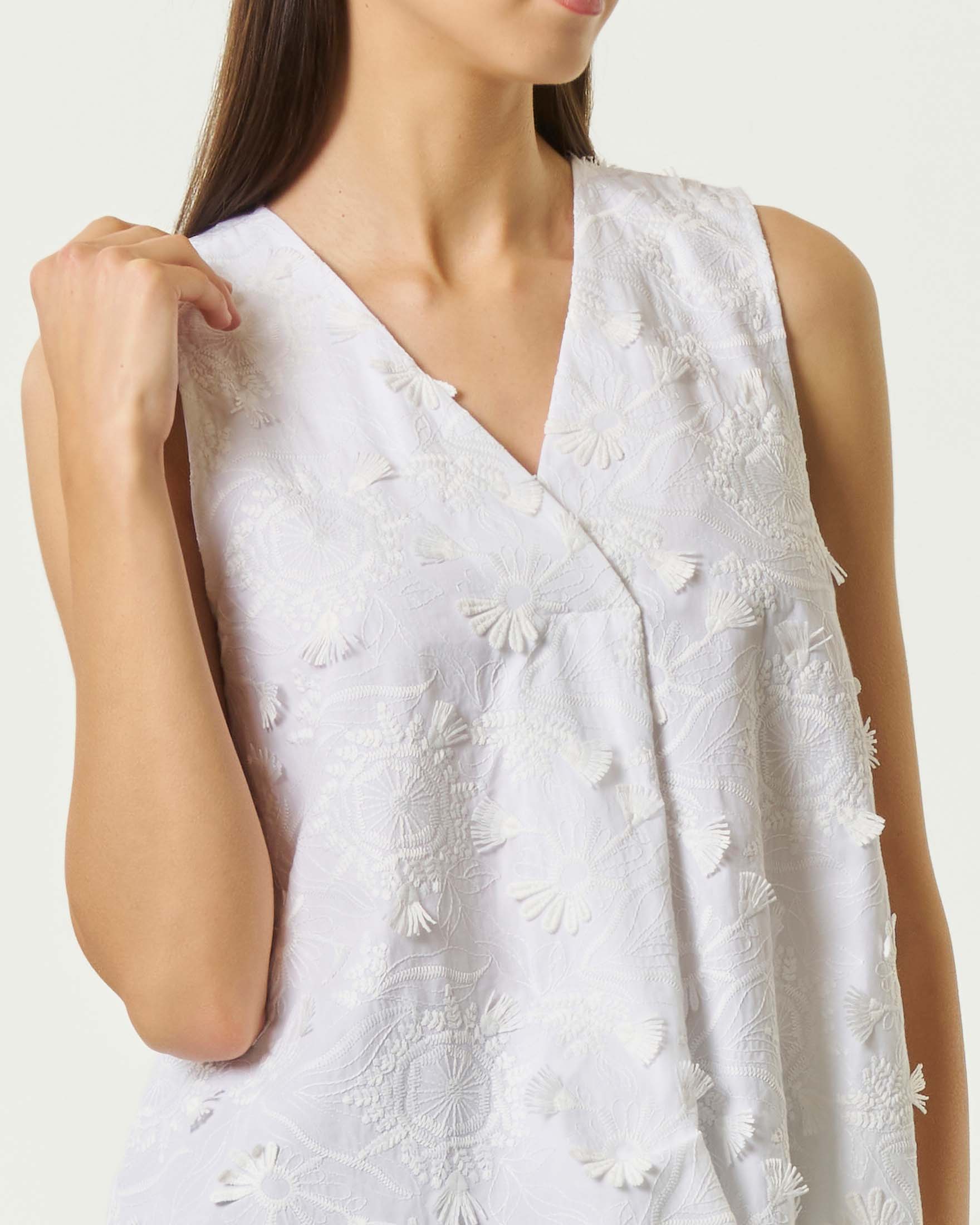 Blusa Emme Marella bianca smanicata in tessuto fil coupé di cotone con scollo a V image