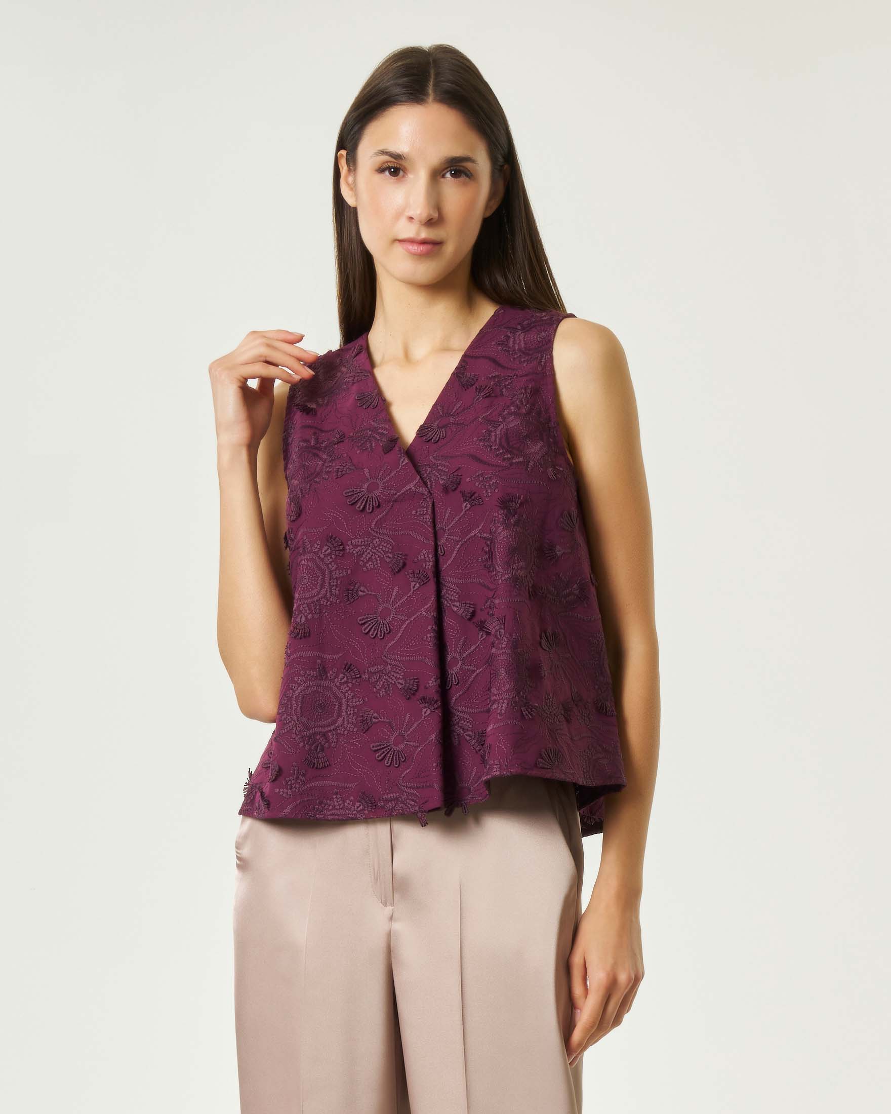 Blusa Emme Marella color vinaccia smanicata in tessuto fil coupé di cotone con scollo a V