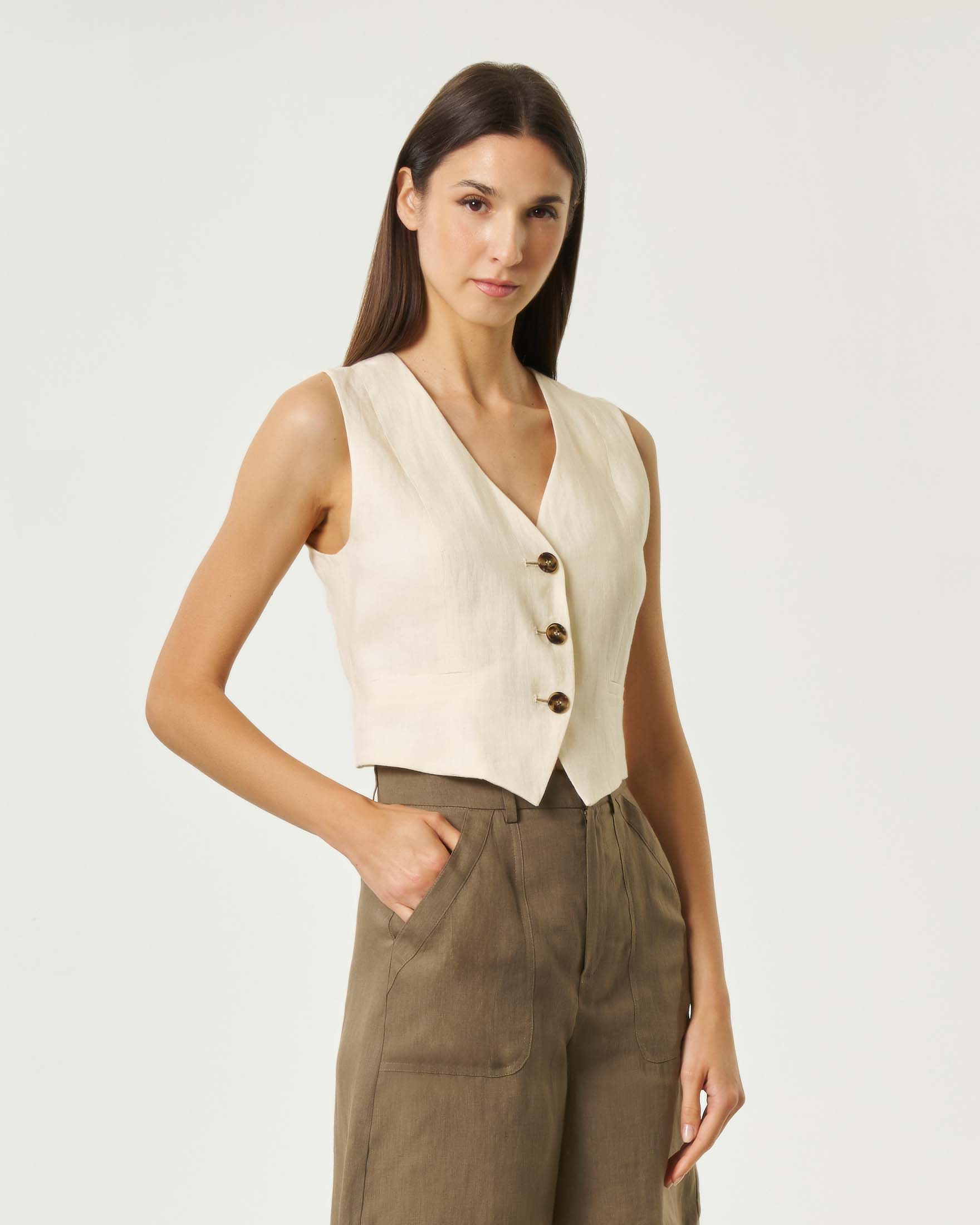 Gilet aderente écru in puro lino con scollo a V e bottoni