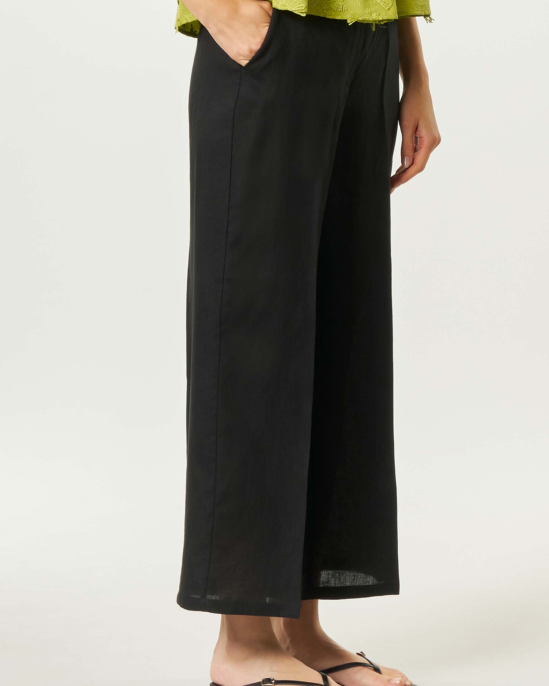 Pantaloni dritti Emme Marella neri in lino con piega stirata e tasche alla francese image