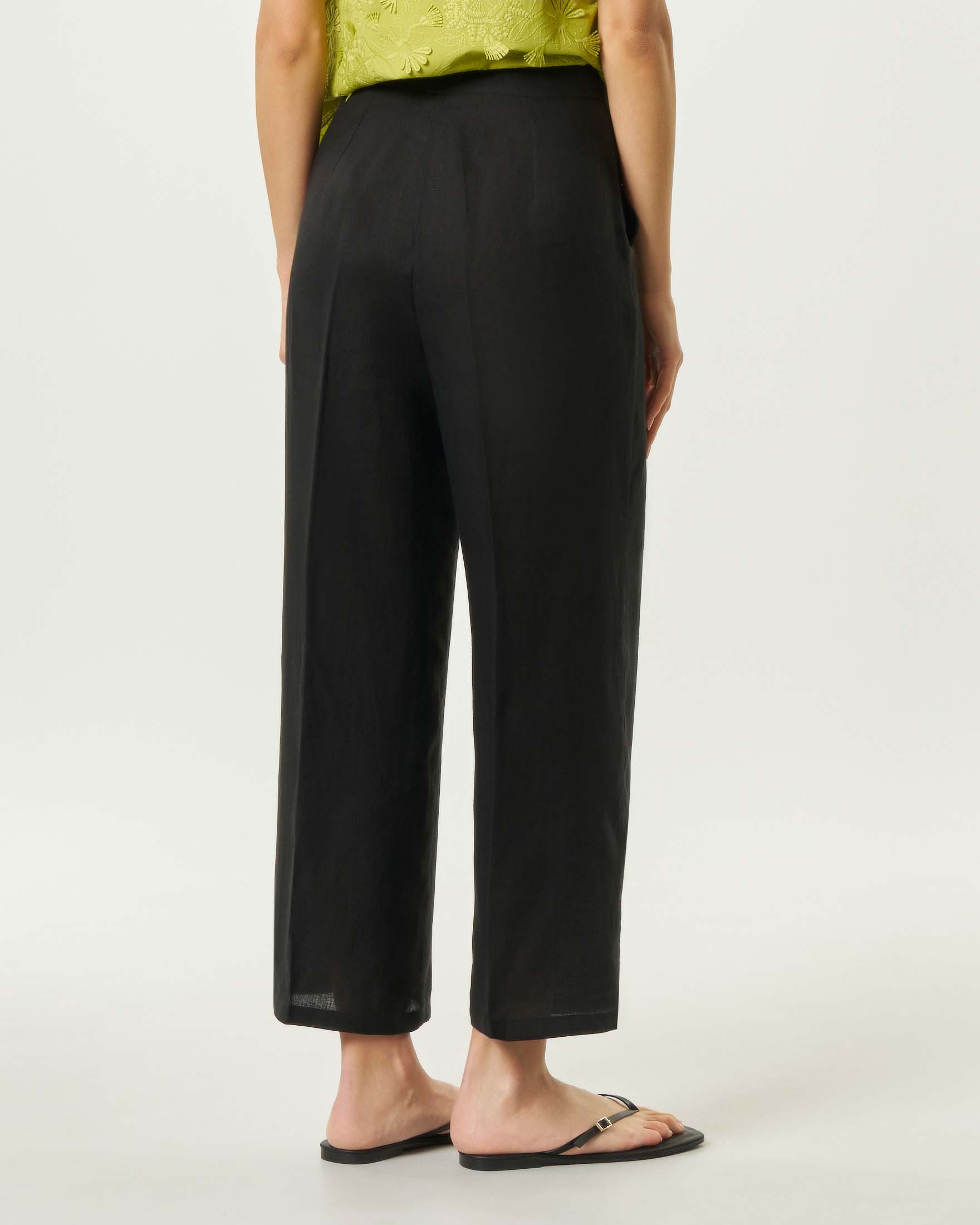 Pantaloni dritti Emme Marella neri in lino con piega stirata e tasche alla francese