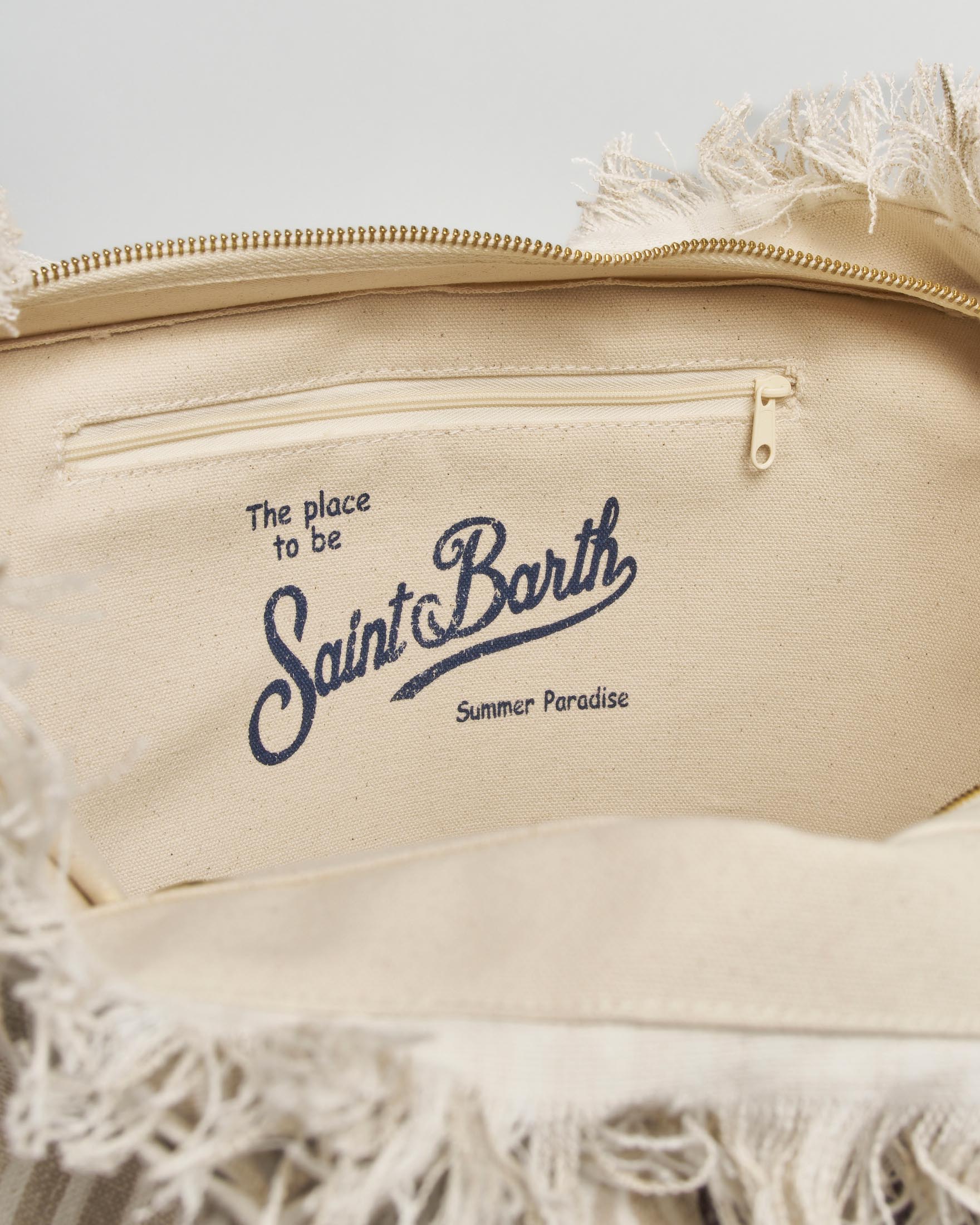 Borsa Vanity MC2 Saint Barth in lino a righine bianche e beige con stampa logo e bordi sfrangiati image