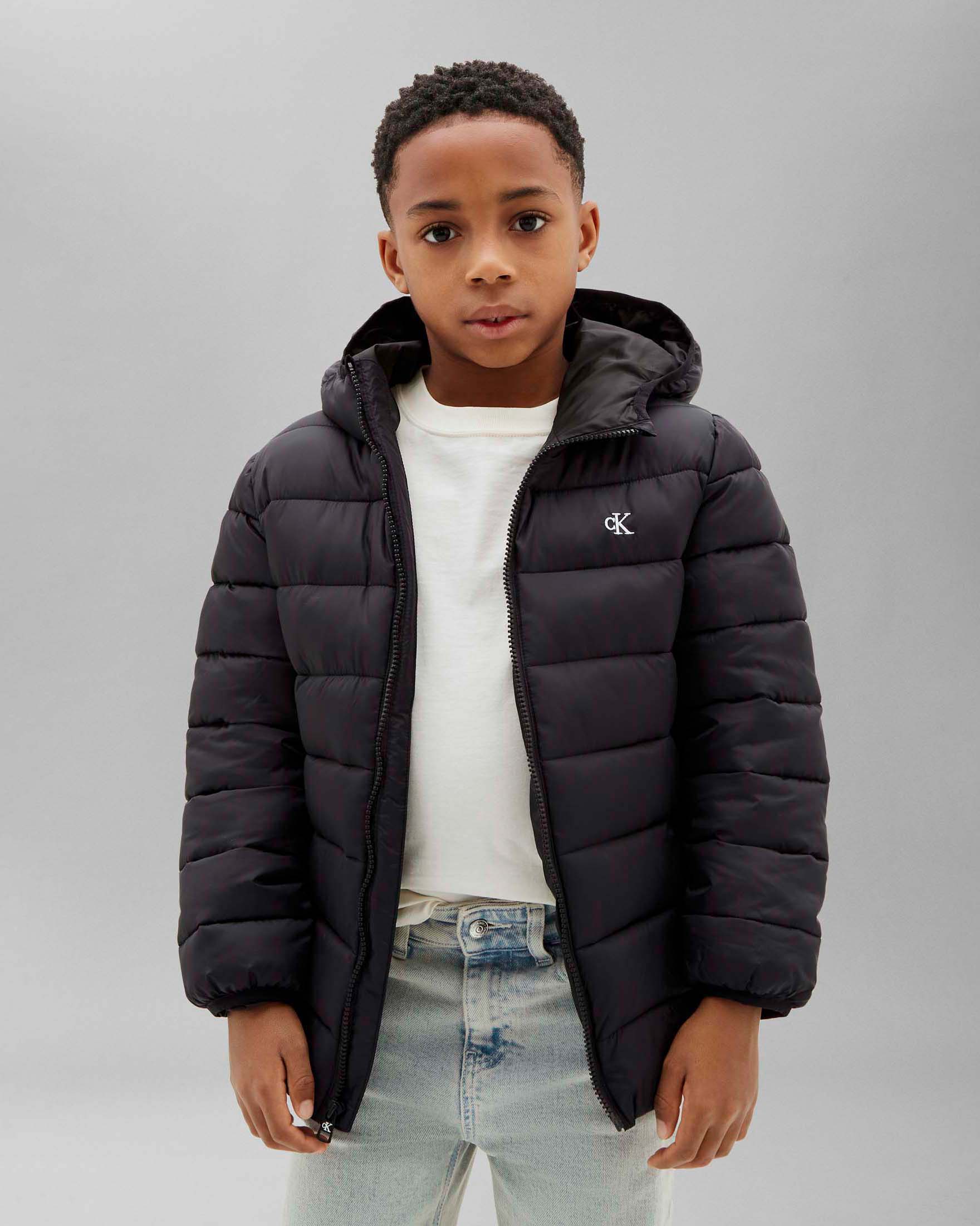 Piumino nero Calvin Klein con cappuccio e apertura tramite zip