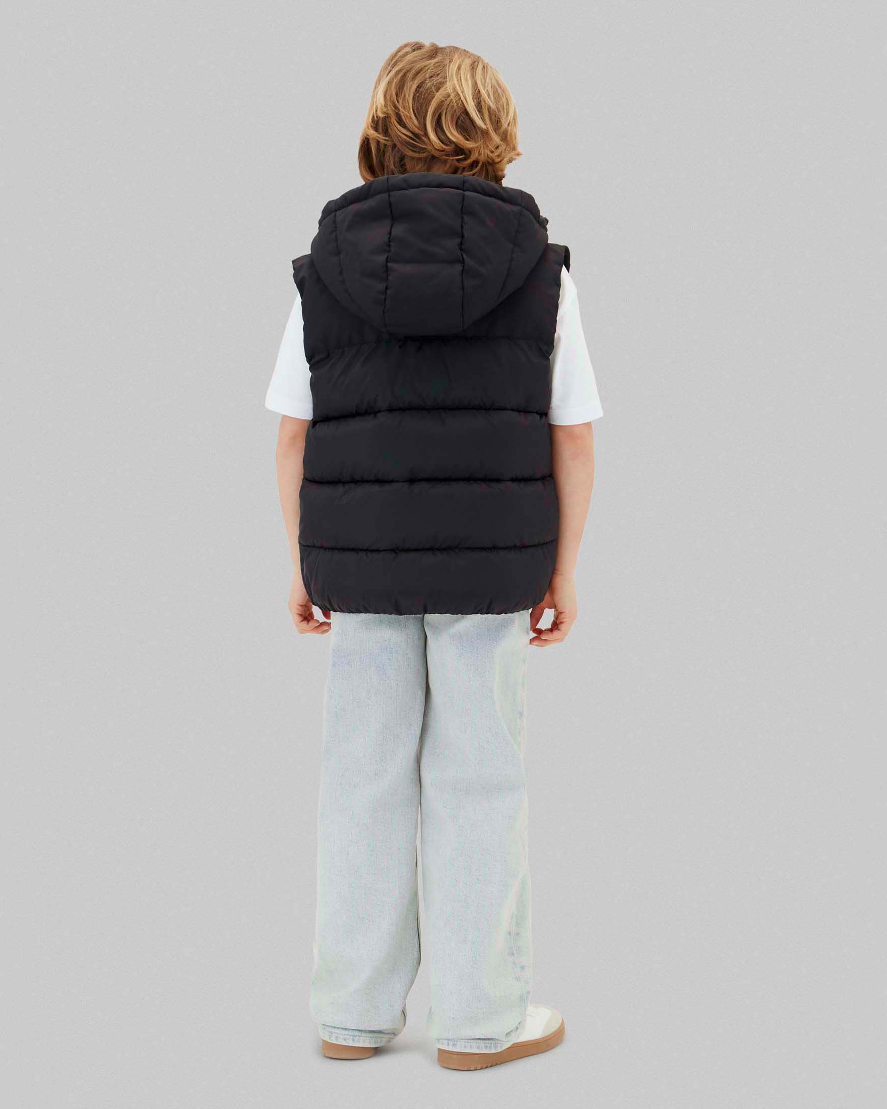 Gilet nero Calvin Klein imbottito con cappuccio e zip frontale image