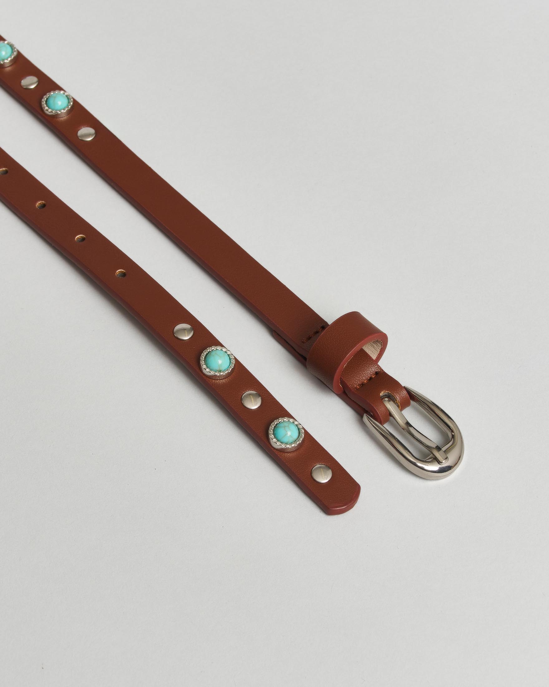 Cintura sottile Hlo! in pelle color cuoio con borchie argento e pietre turchesi image