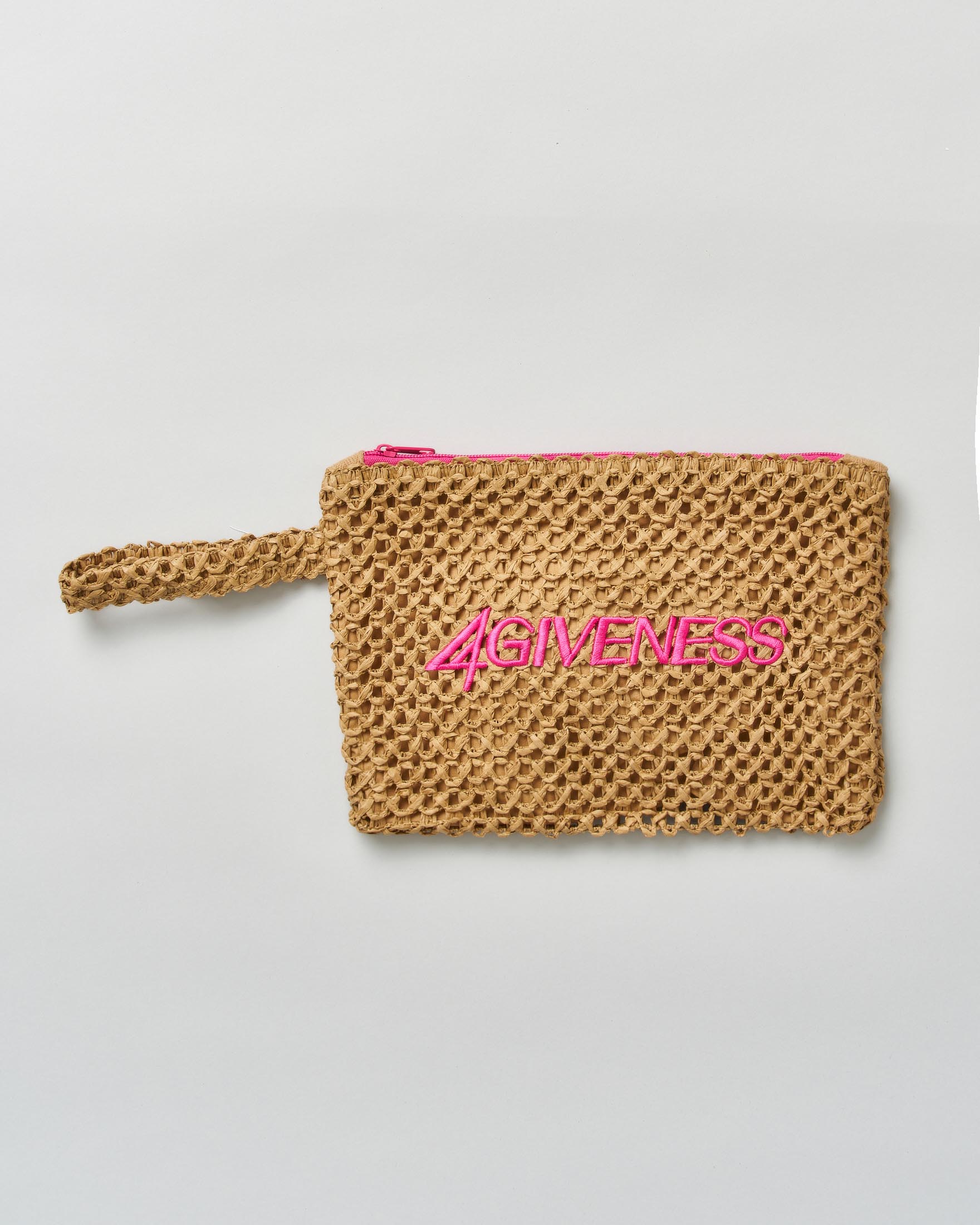 Pochette mare grande in rafia naturale con manico da polso e logo ricamato fucsia