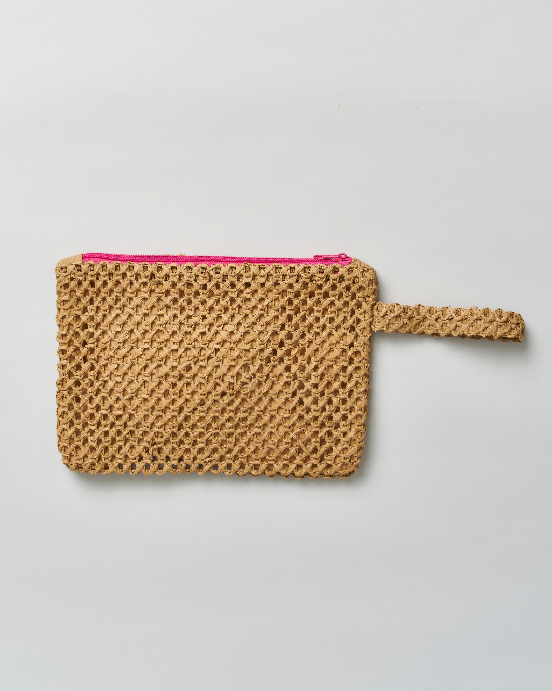 Pochette mare grande 4Giveness in rafia naturale con manico da polso e logo ricamato fucsia image