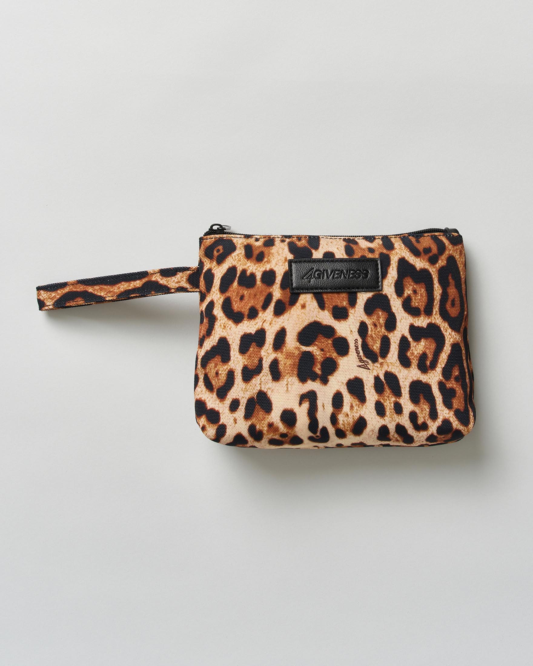 Pochette mare piccola in polycanvas a stampa leopardata con manico da polso