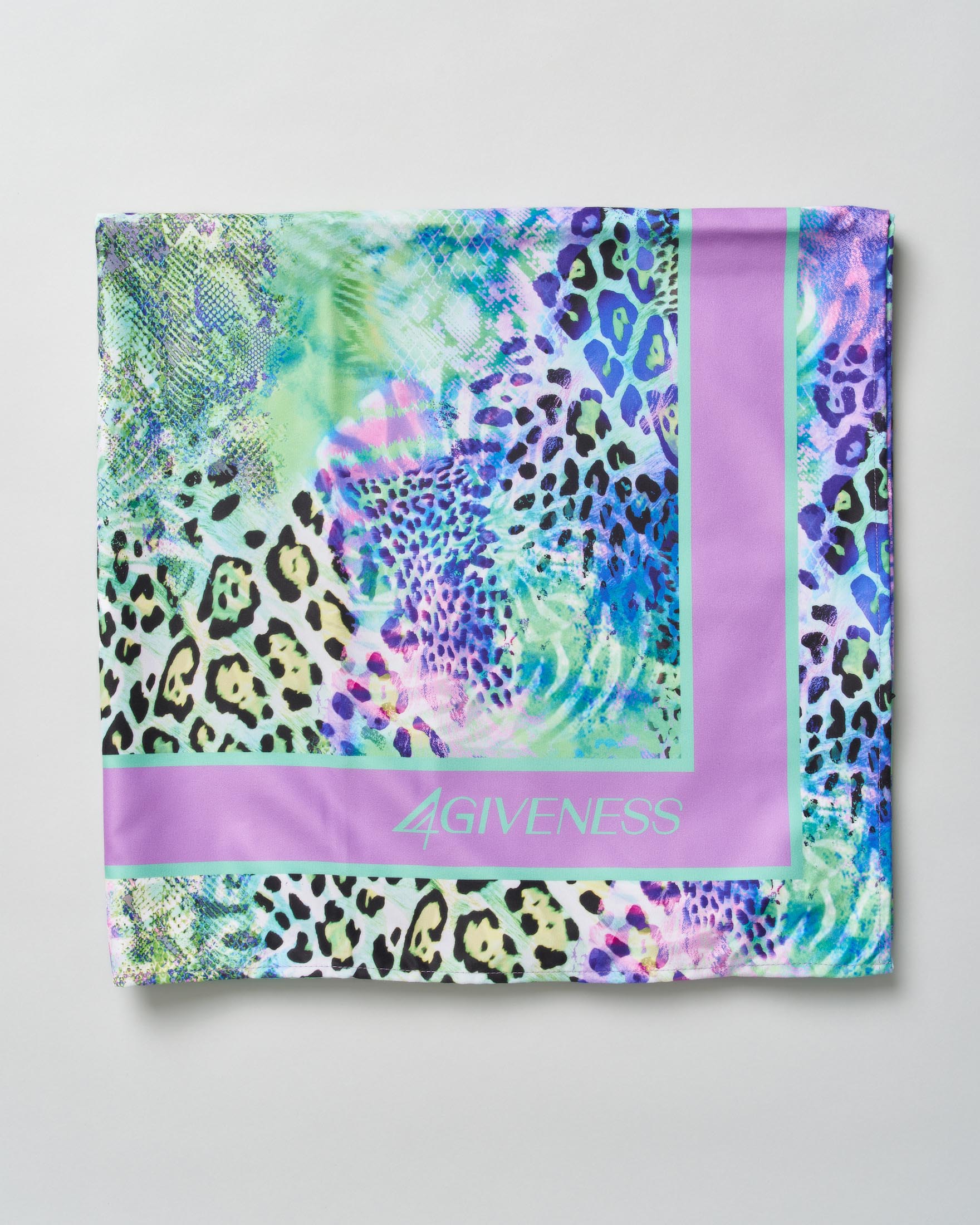 Telo mare in microfibra a stampa animalier con bordo lilla e macchie colorate