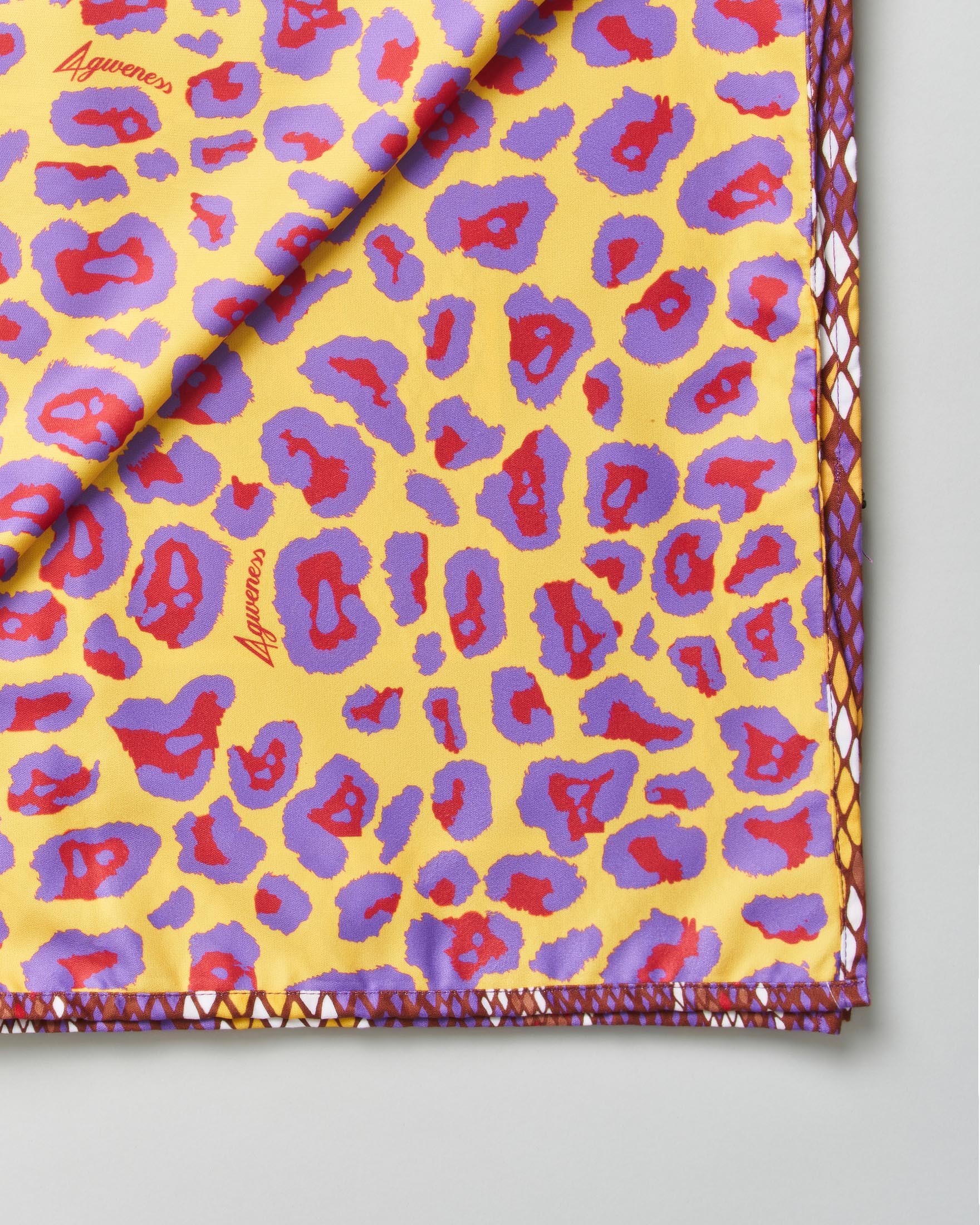 Telo mare 4Giveness in microfibra a stampa d'ispirazione africana con bordo viola e dettagli animalier image